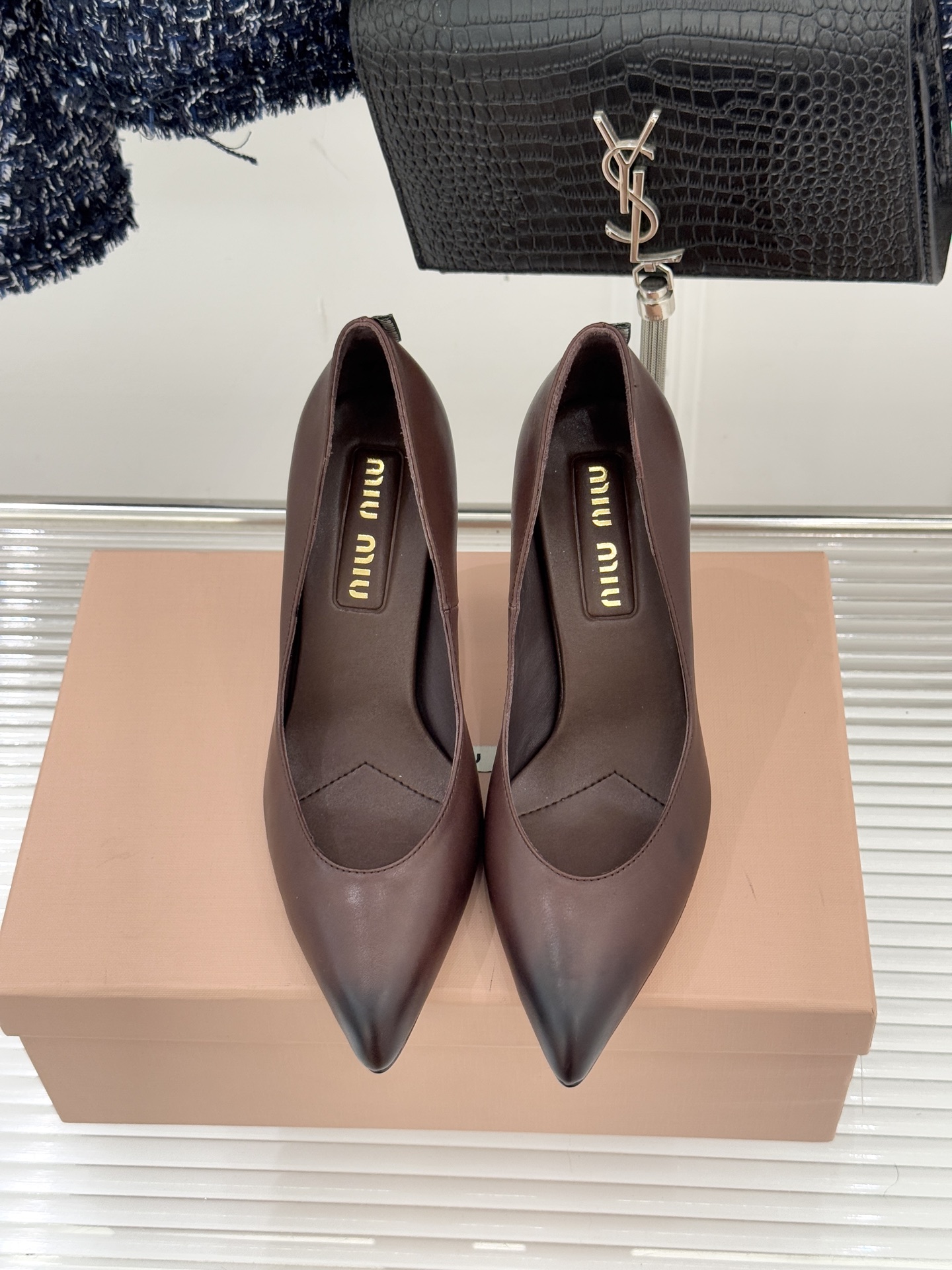 Miu Miu/缪缪26WF早春新品复古擦色尖头高跟鞋以手工擦色工艺复刻复古绮梦。匠人手工打蜡晕染的渐变