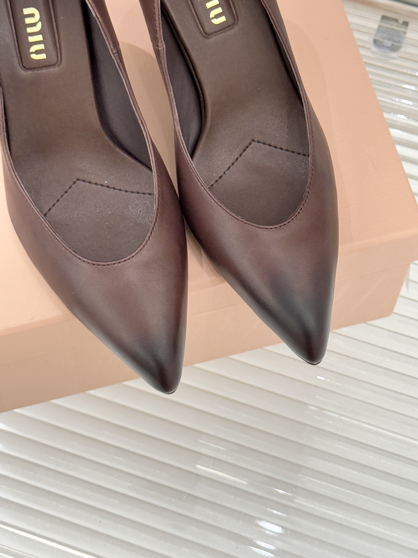 Miu Miu/缪缪26WF早春新品复古擦色尖头高跟鞋以手工擦色工艺复刻复古绮梦。匠人手工打蜡晕染的渐变