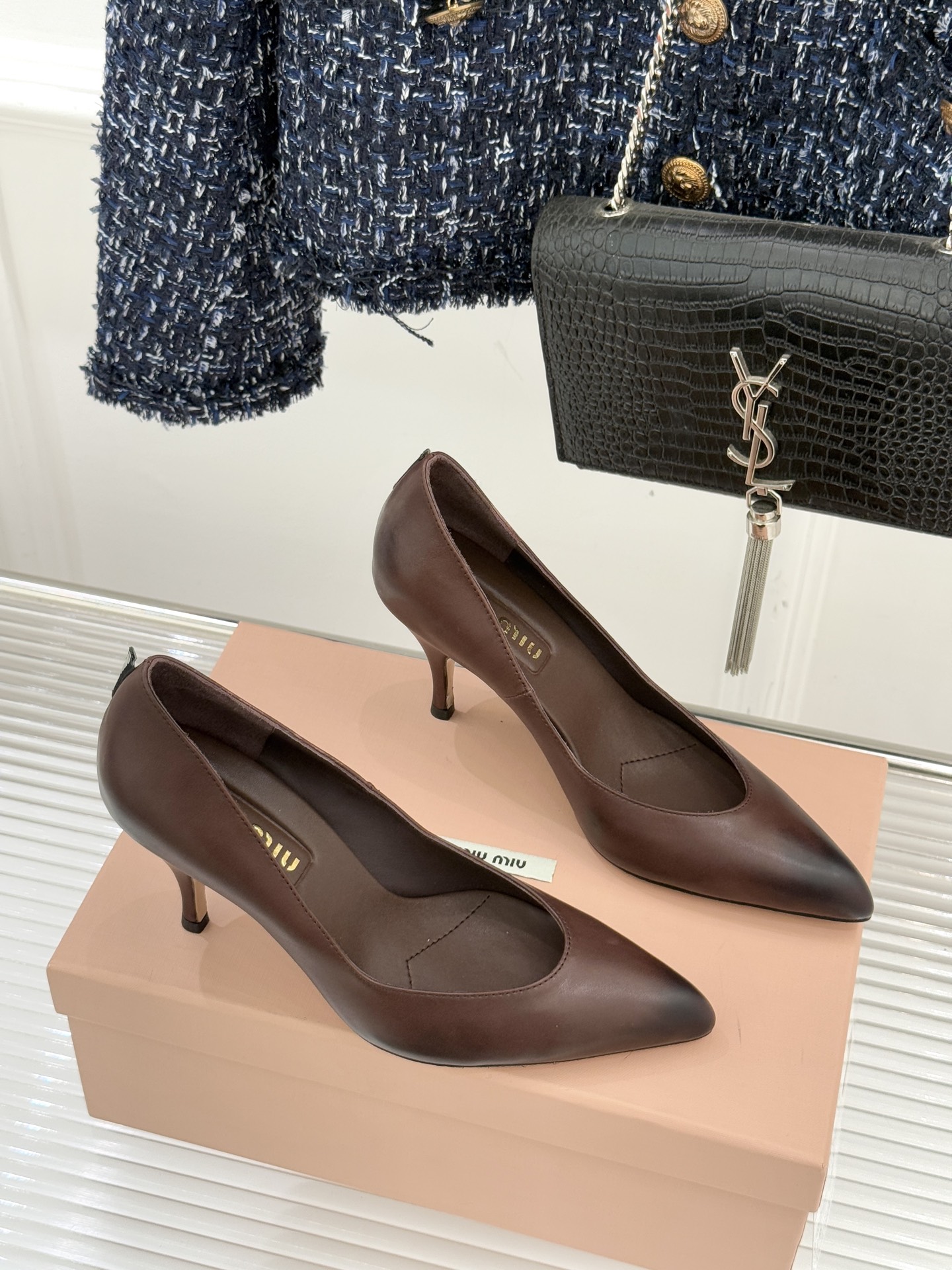 Miu Miu/缪缪26WF早春新品复古擦色尖头高跟鞋以手工擦色工艺复刻复古绮梦。匠人手工打蜡晕染的渐变