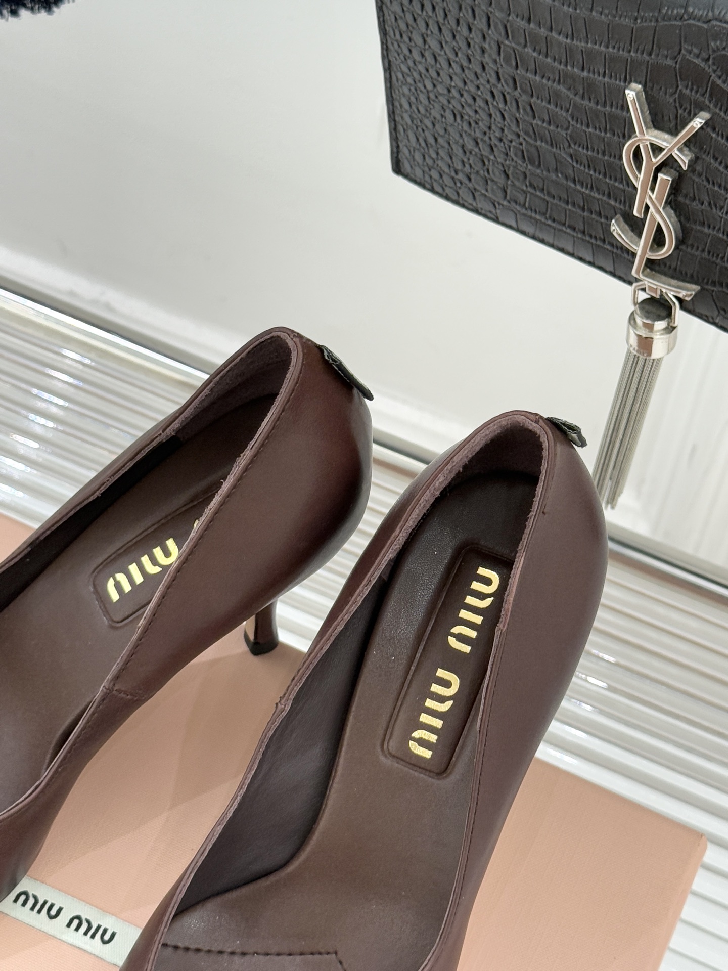 Miu Miu/缪缪26WF早春新品复古擦色尖头高跟鞋以手工擦色工艺复刻复古绮梦。匠人手工打蜡晕染的渐变