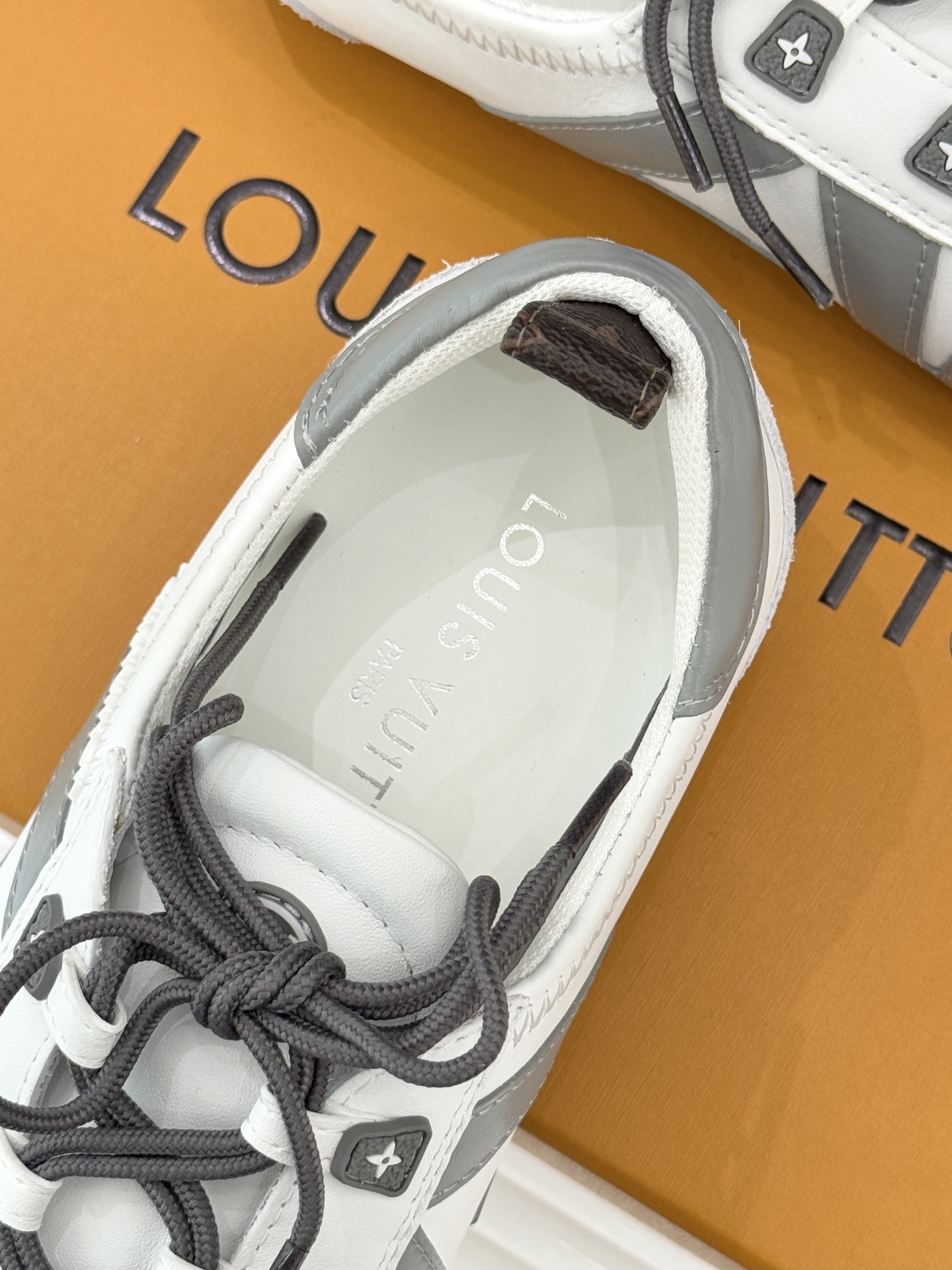 LV驴牌经典复古芭蕾舞运动鞋今年风很大的驴家芭蕾运动鞋，谁还没入手我真的会难过！作为时尚界的顶流真是拿捏