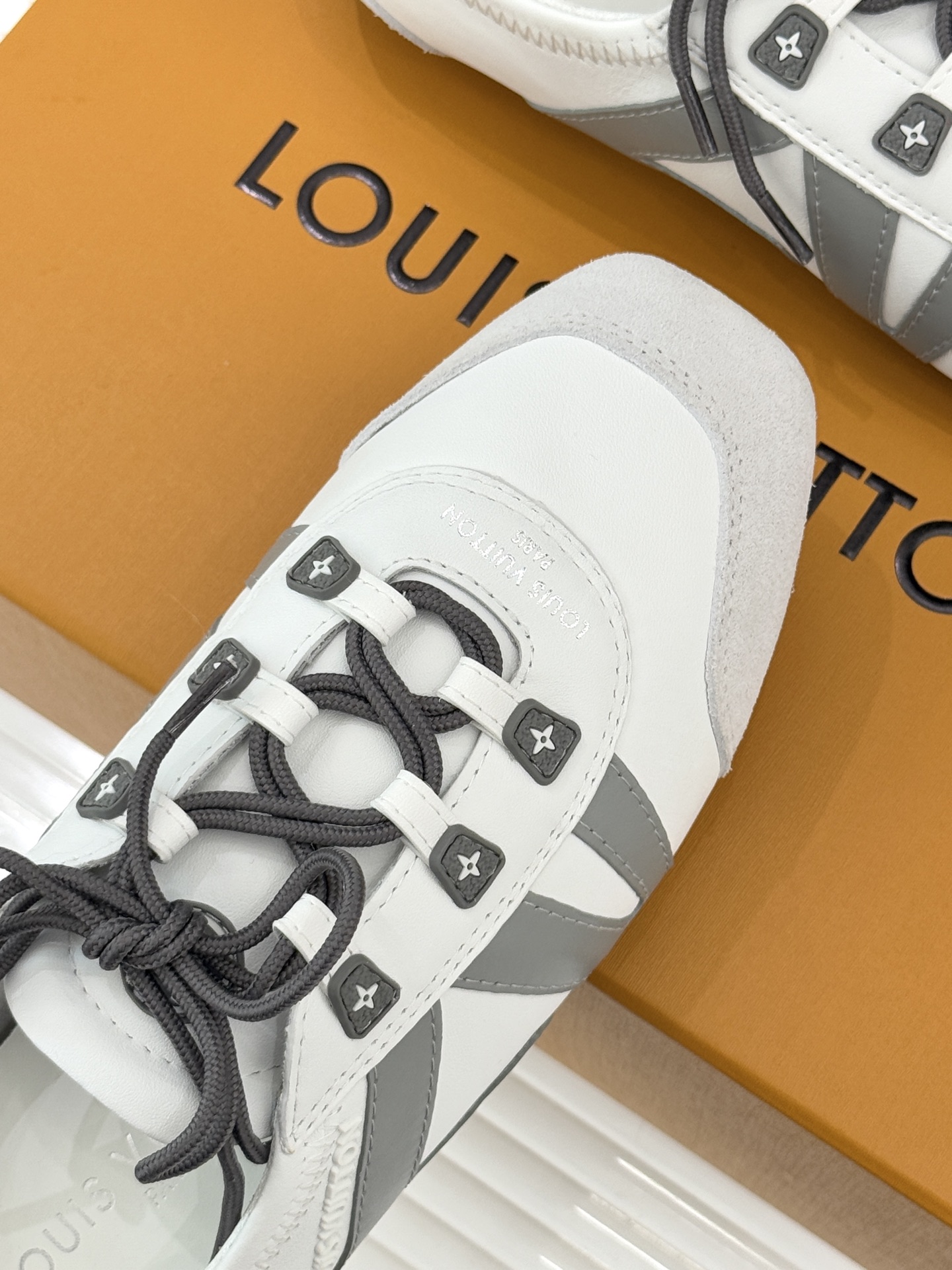 LV驴牌经典复古芭蕾舞运动鞋今年风很大的驴家芭蕾运动鞋，谁还没入手我真的会难过！作为时尚界的顶流真是拿捏