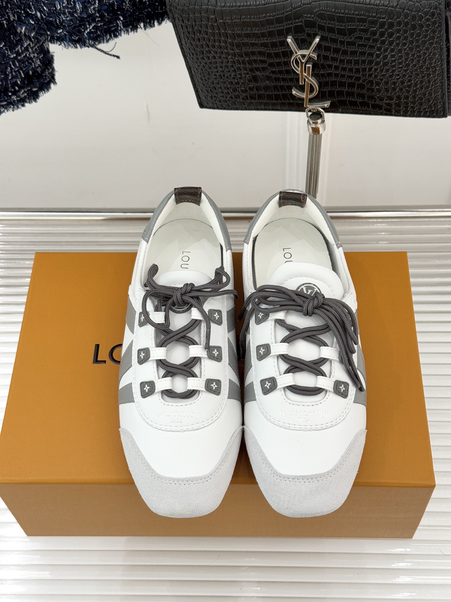 LV驴牌经典复古芭蕾舞运动鞋今年风很大的驴家芭蕾运动鞋，谁还没入手我真的会难过！作为时尚界的顶流真是拿捏