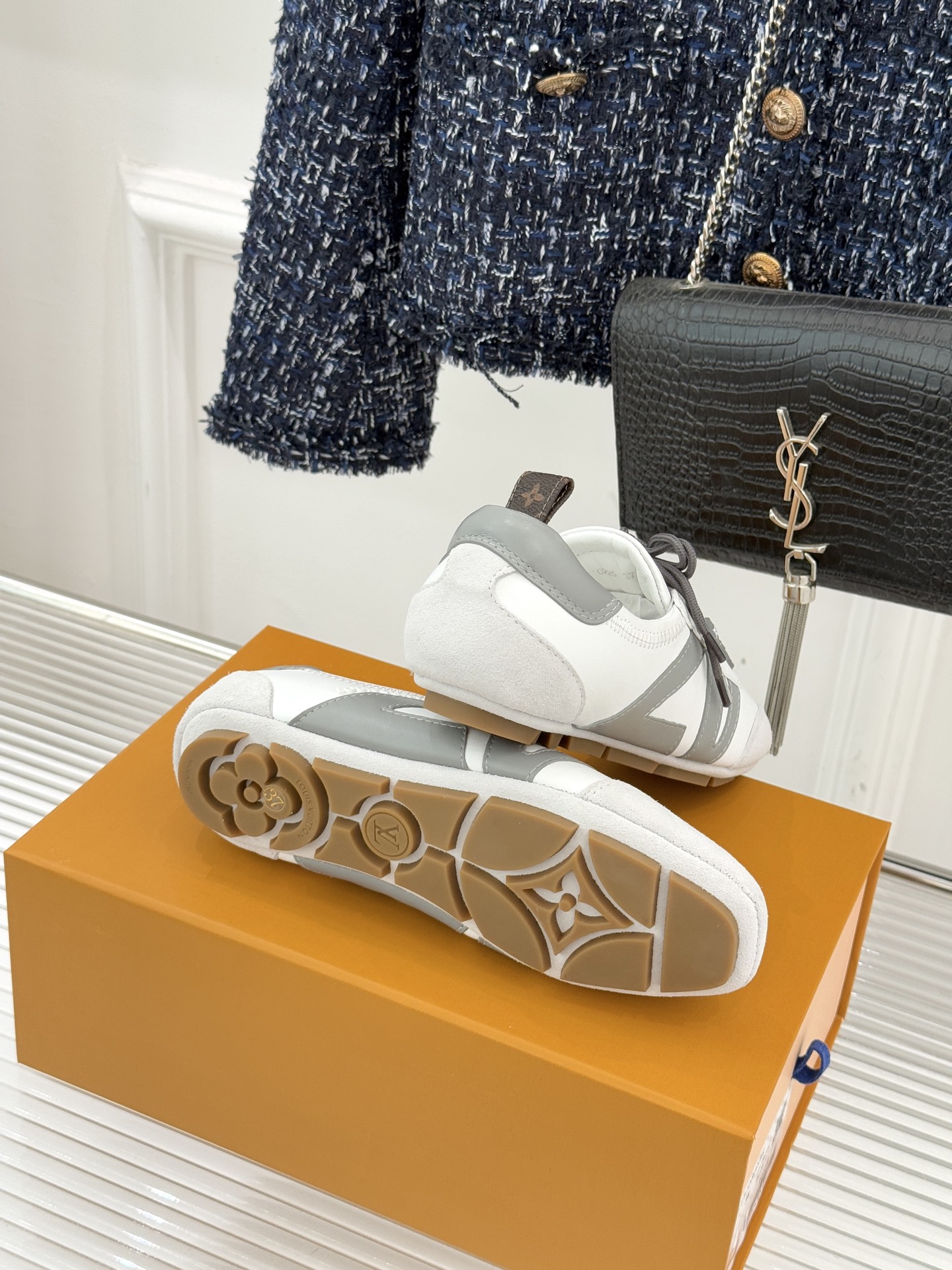 LV驴牌经典复古芭蕾舞运动鞋今年风很大的驴家芭蕾运动鞋，谁还没入手我真的会难过！作为时尚界的顶流真是拿捏