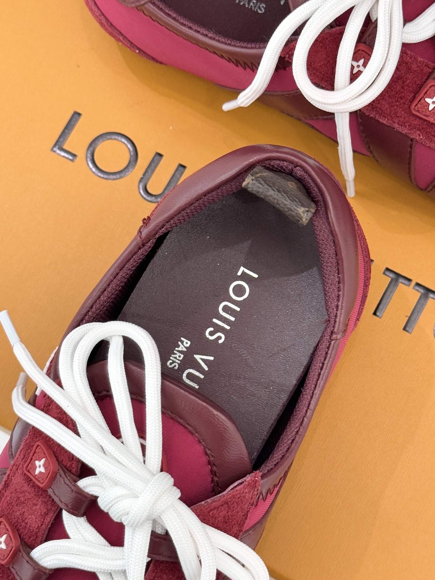 LV驴牌经典复古芭蕾舞运动鞋今年风很大的驴家芭蕾运动鞋，谁还没入手我真的会难过！作为时尚界的顶流真是拿捏