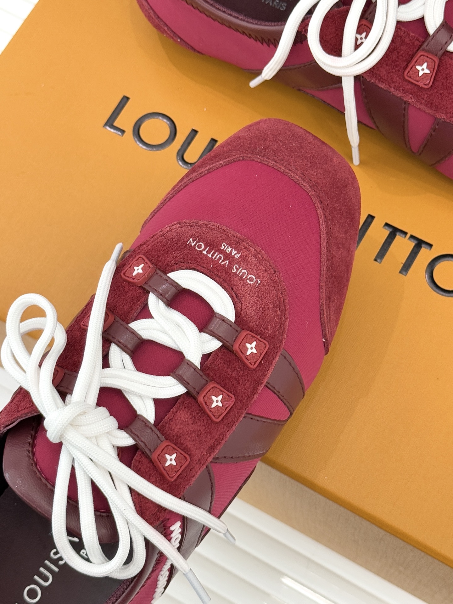 LV驴牌经典复古芭蕾舞运动鞋今年风很大的驴家芭蕾运动鞋，谁还没入手我真的会难过！作为时尚界的顶流真是拿捏