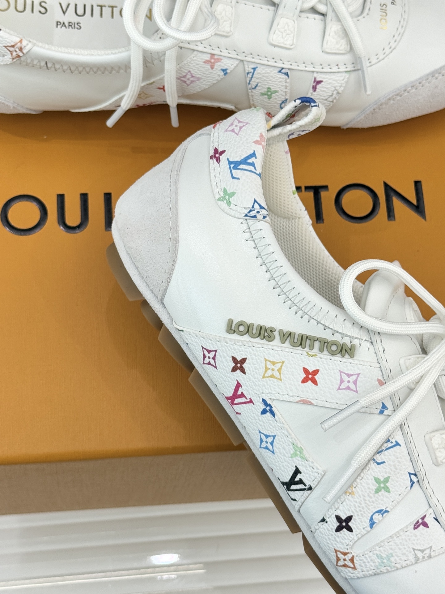 LV驴牌经典复古芭蕾舞运动鞋今年风很大的驴家芭蕾运动鞋，谁还没入手我真的会难过！作为时尚界的顶流真是拿捏