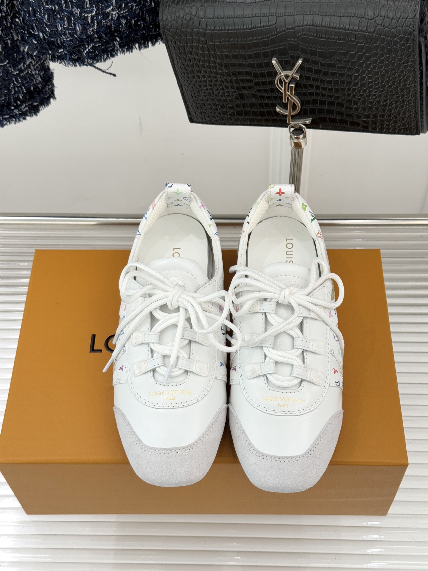 LV驴牌经典复古芭蕾舞运动鞋今年风很大的驴家芭蕾运动鞋，谁还没入手我真的会难过！作为时尚界的顶流真是拿捏