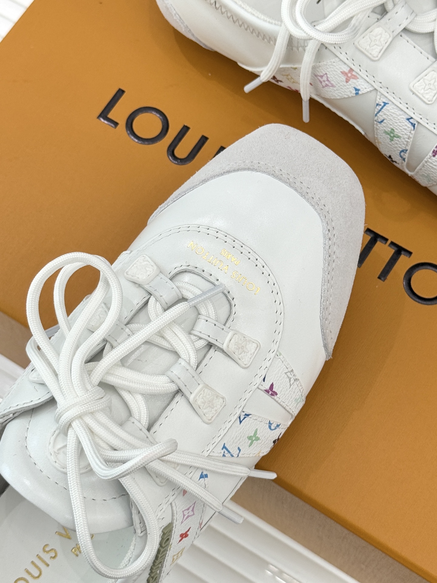 LV驴牌经典复古芭蕾舞运动鞋今年风很大的驴家芭蕾运动鞋，谁还没入手我真的会难过！作为时尚界的顶流真是拿捏