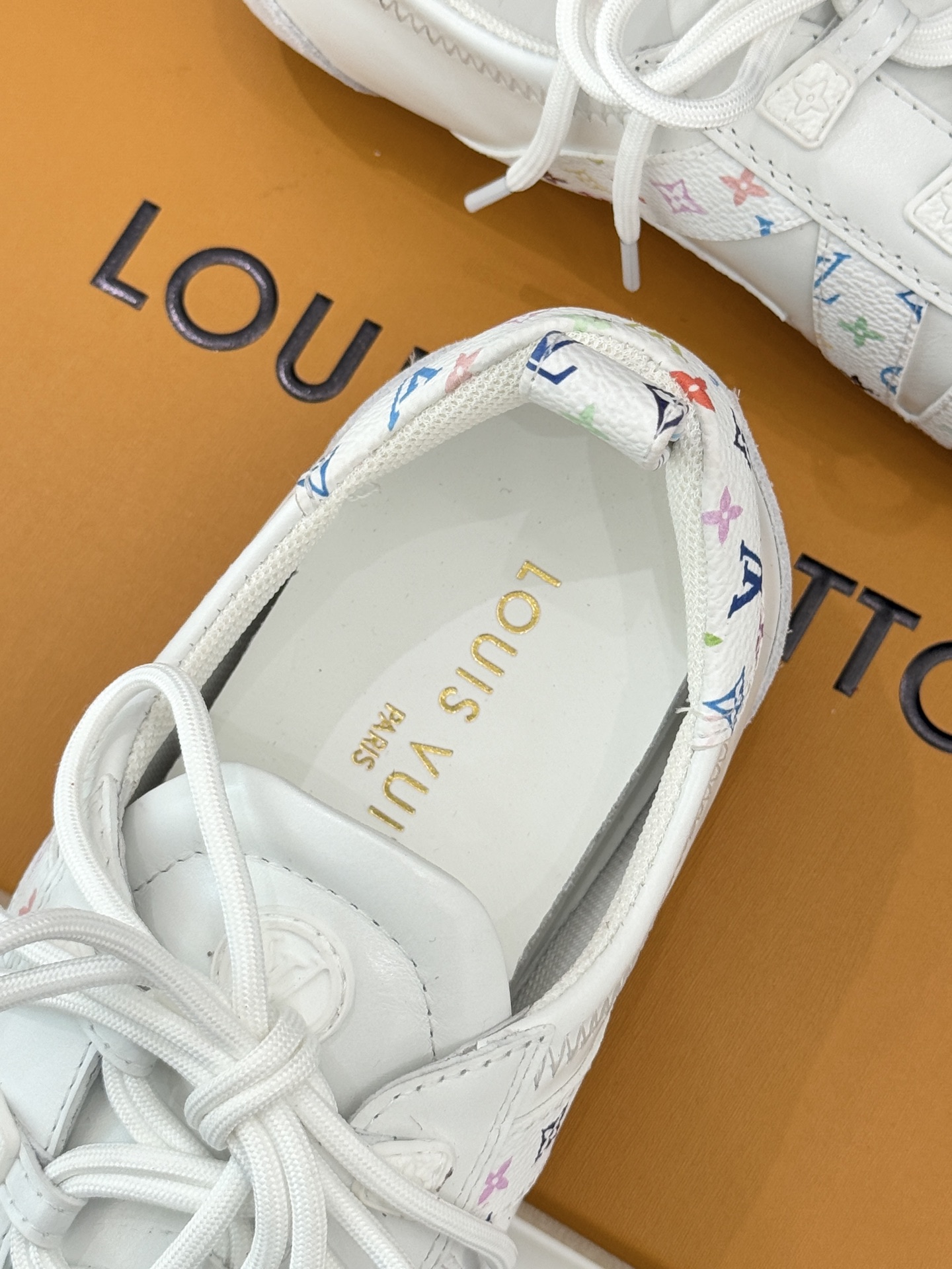 LV驴牌经典复古芭蕾舞运动鞋今年风很大的驴家芭蕾运动鞋，谁还没入手我真的会难过！作为时尚界的顶流真是拿捏