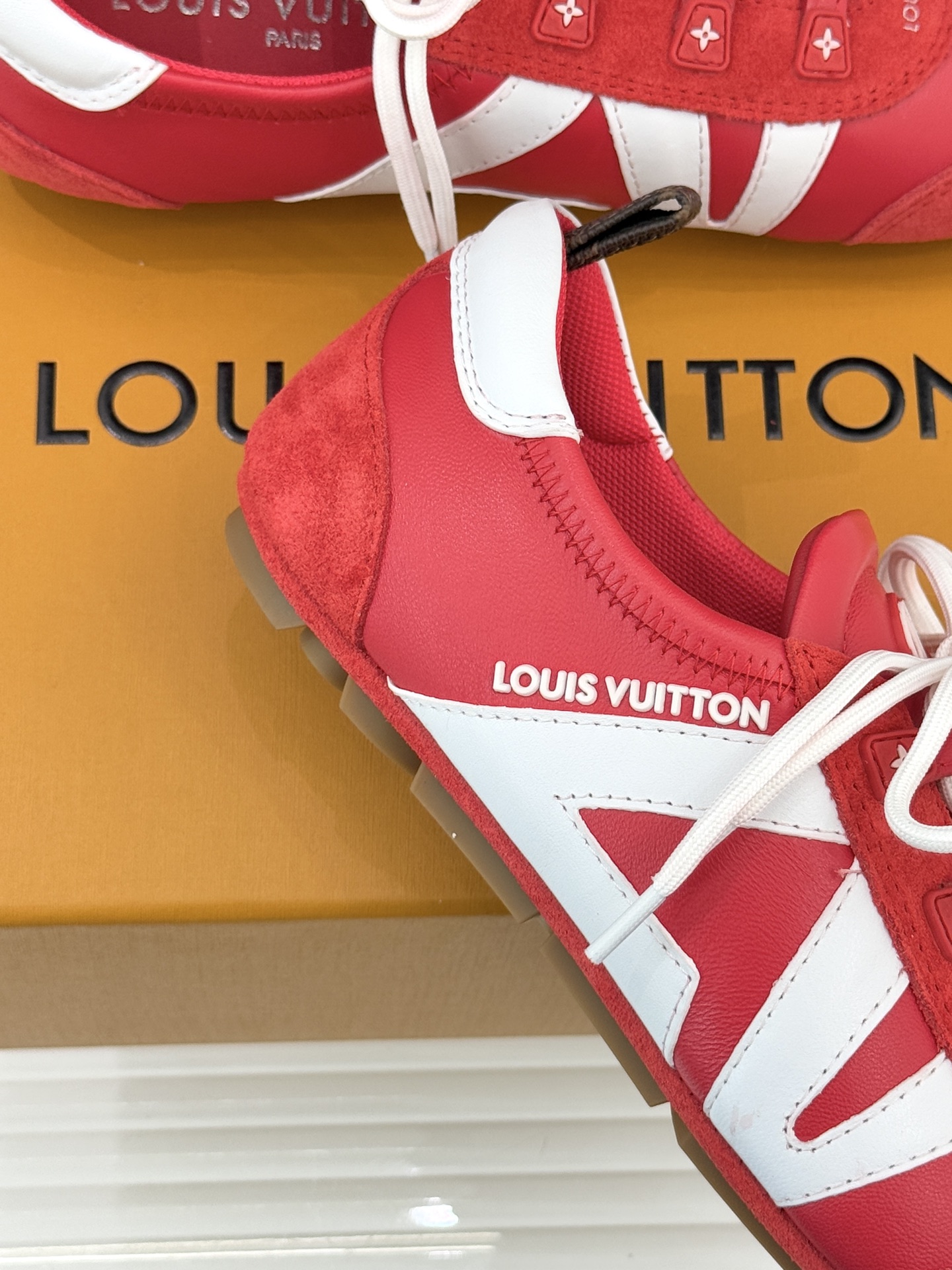 LV驴牌经典复古芭蕾舞运动鞋今年风很大的驴家芭蕾运动鞋，谁还没入手我真的会难过！作为时尚界的顶流真是拿捏