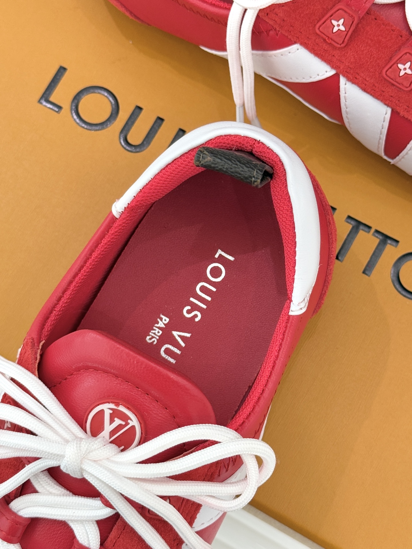 LV驴牌经典复古芭蕾舞运动鞋今年风很大的驴家芭蕾运动鞋，谁还没入手我真的会难过！作为时尚界的顶流真是拿捏