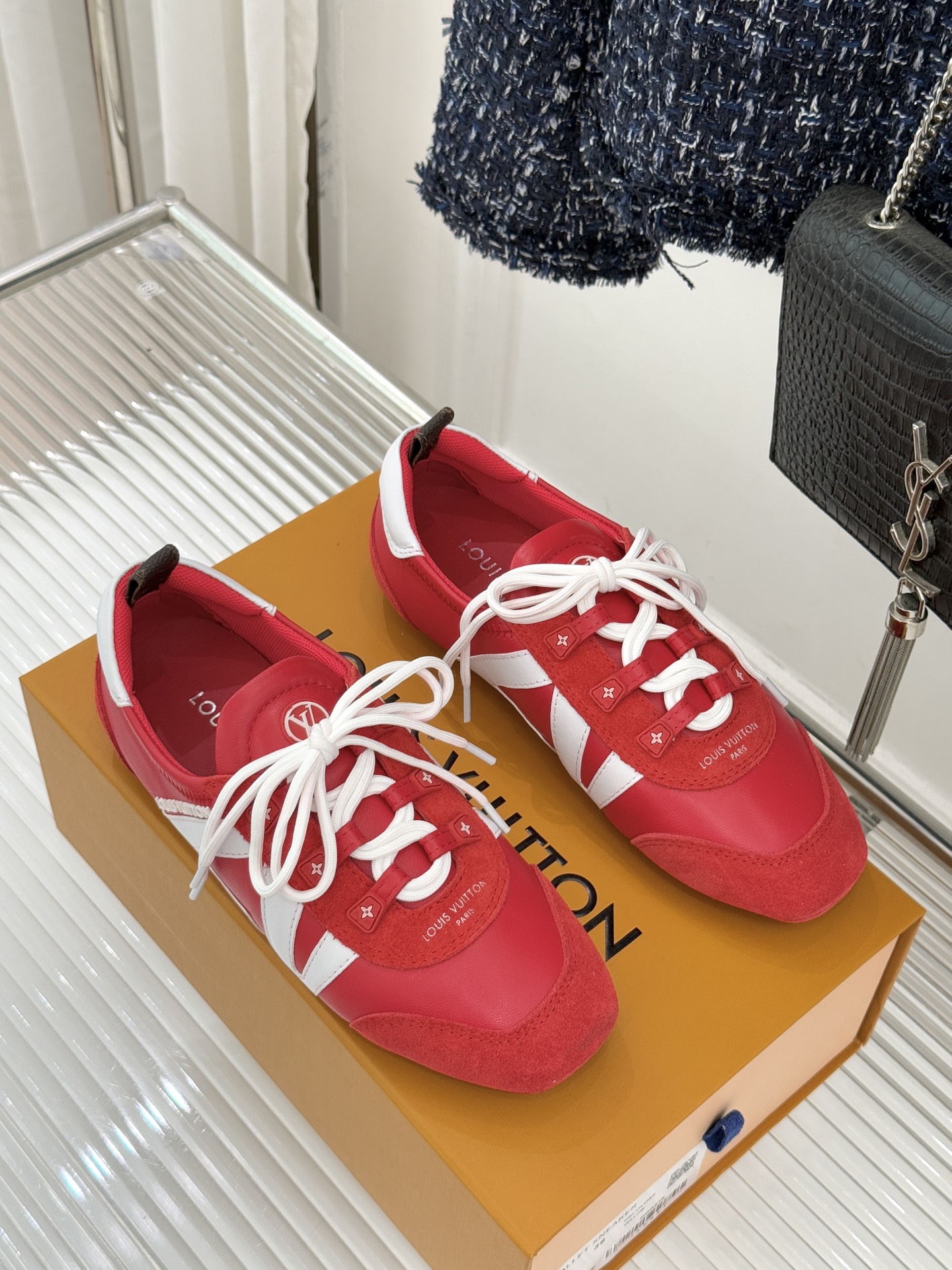 LV驴牌经典复古芭蕾舞运动鞋今年风很大的驴家芭蕾运动鞋，谁还没入手我真的会难过！作为时尚界的顶流真是拿捏