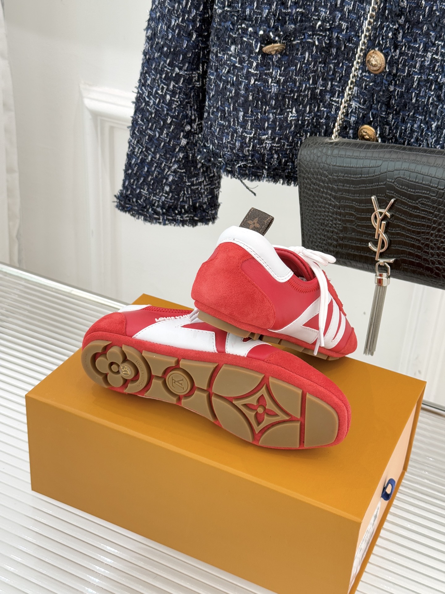 LV驴牌经典复古芭蕾舞运动鞋今年风很大的驴家芭蕾运动鞋，谁还没入手我真的会难过！作为时尚界的顶流真是拿捏