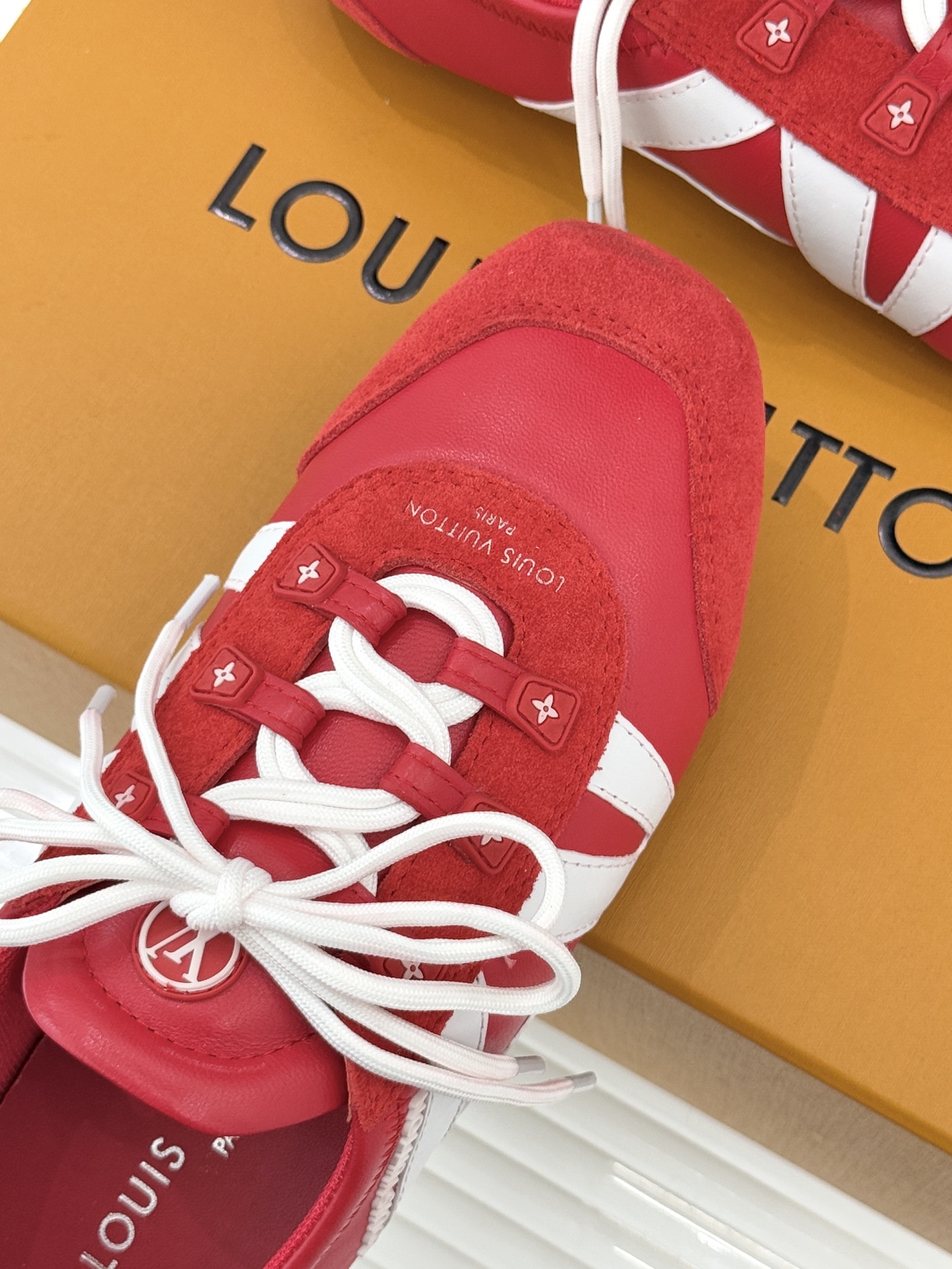 LV驴牌经典复古芭蕾舞运动鞋今年风很大的驴家芭蕾运动鞋，谁还没入手我真的会难过！作为时尚界的顶流真是拿捏