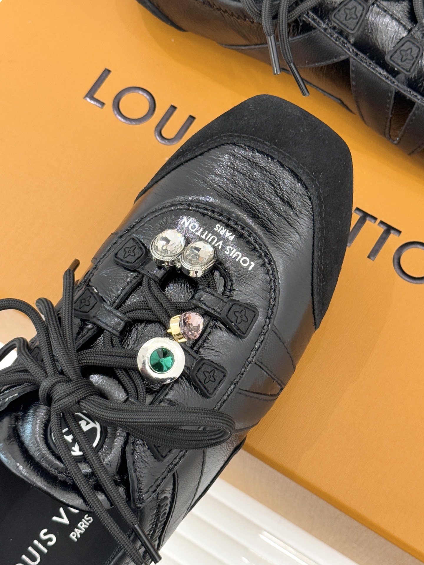 LV驴牌经典复古芭蕾舞运动鞋今年风很大的驴家芭蕾运动鞋，谁还没入手我真的会难过！作为时尚界的顶流真是拿捏