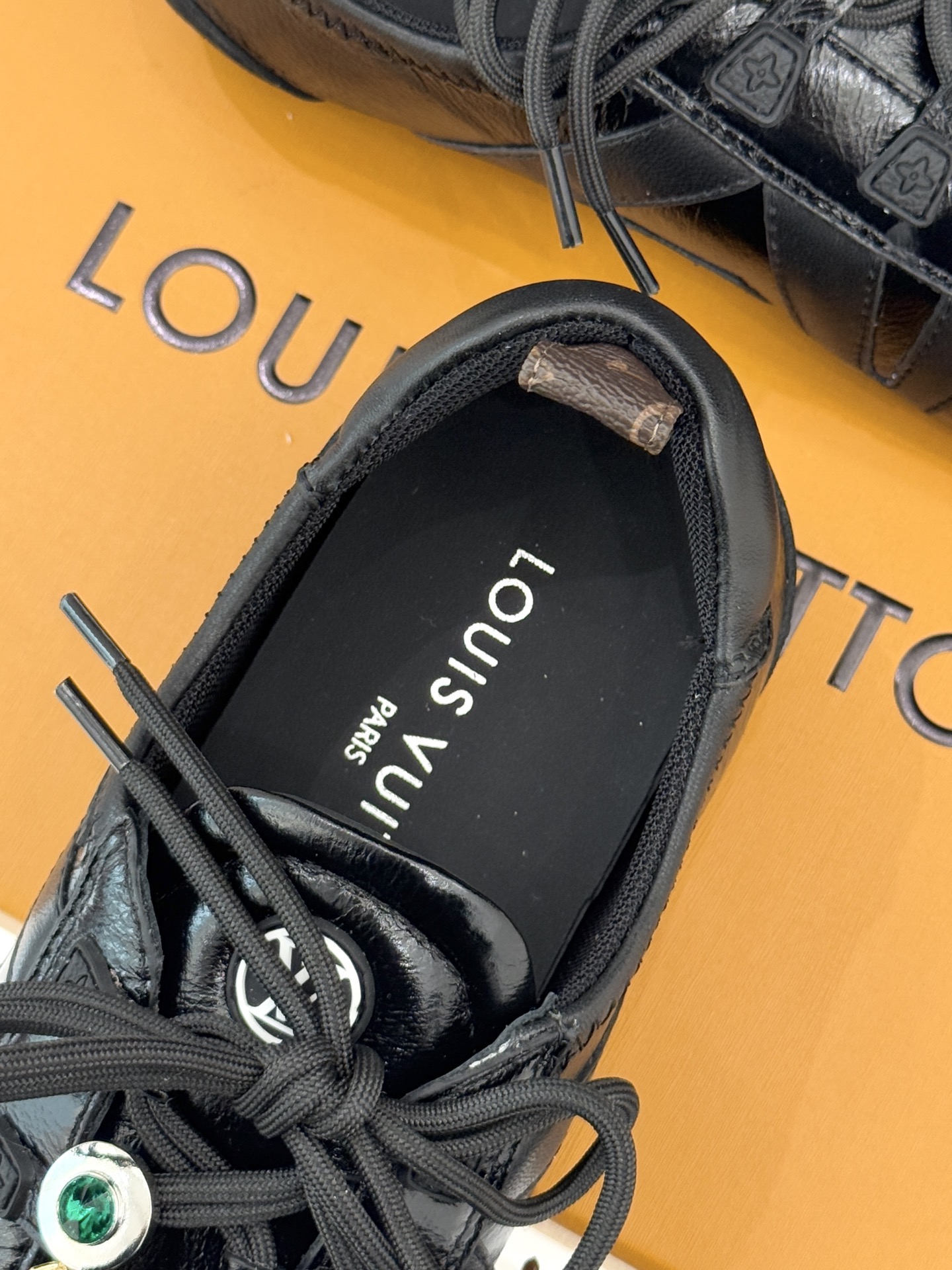 LV驴牌经典复古芭蕾舞运动鞋今年风很大的驴家芭蕾运动鞋，谁还没入手我真的会难过！作为时尚界的顶流真是拿捏