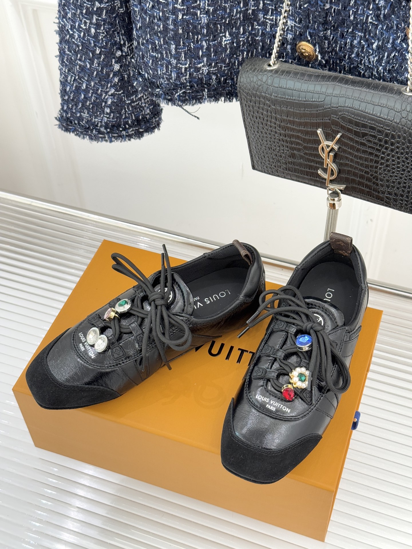 LV驴牌经典复古芭蕾舞运动鞋今年风很大的驴家芭蕾运动鞋，谁还没入手我真的会难过！作为时尚界的顶流真是拿捏