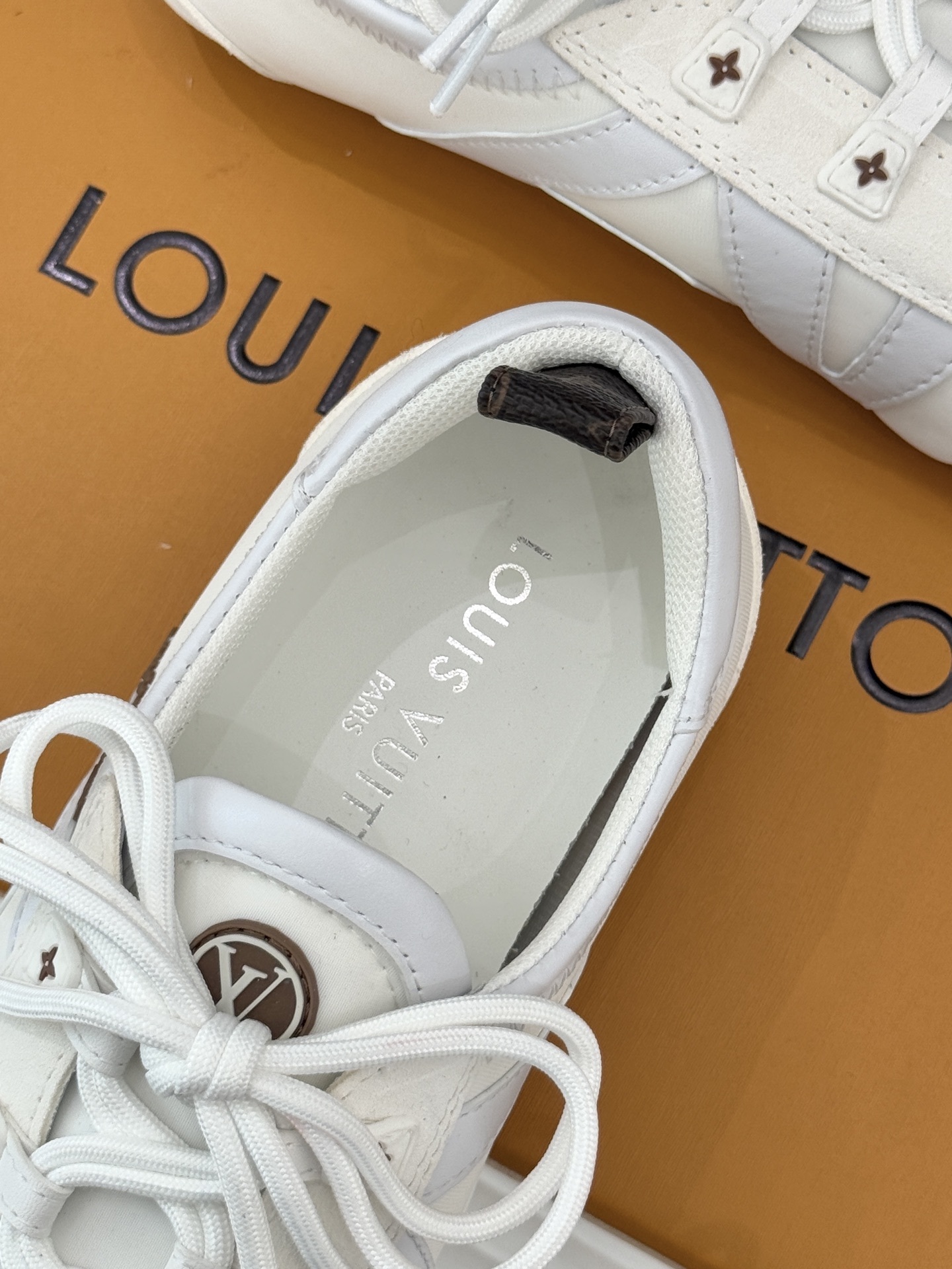 LV驴牌经典复古芭蕾舞运动鞋今年风很大的驴家芭蕾运动鞋，谁还没入手我真的会难过！作为时尚界的顶流真是拿捏