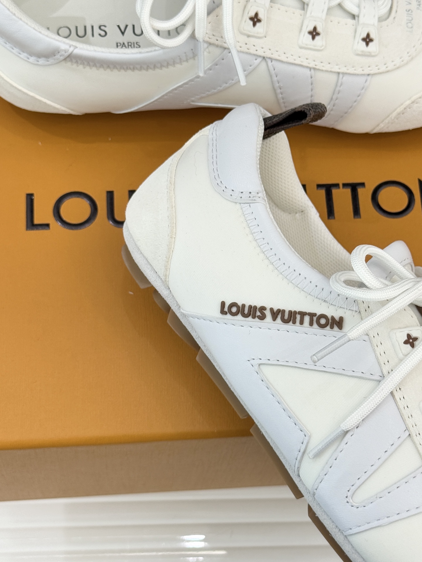 LV驴牌经典复古芭蕾舞运动鞋今年风很大的驴家芭蕾运动鞋，谁还没入手我真的会难过！作为时尚界的顶流真是拿捏