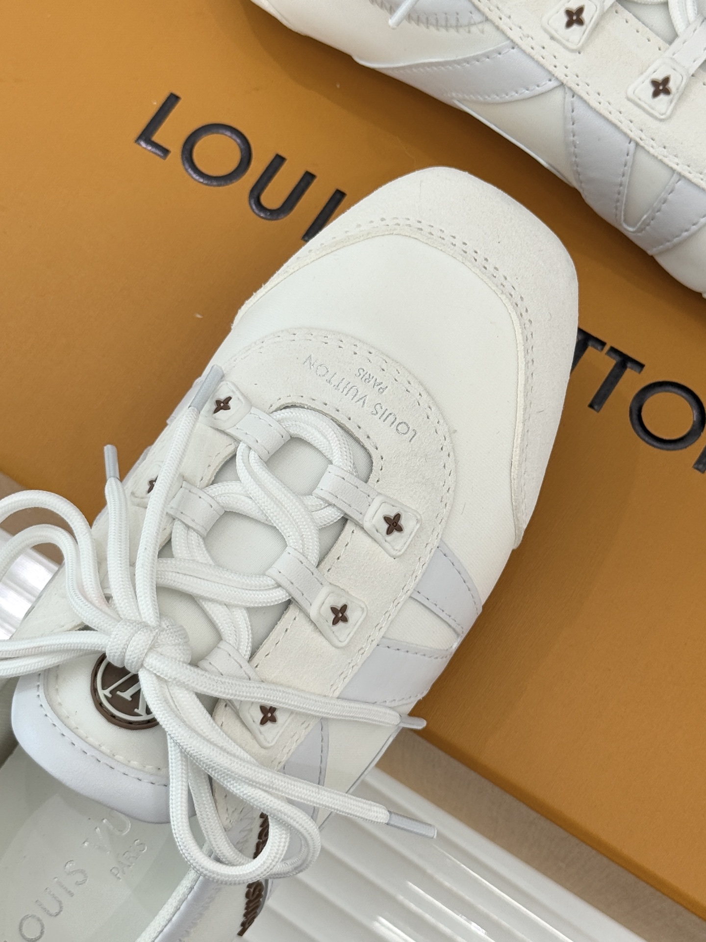 LV驴牌经典复古芭蕾舞运动鞋今年风很大的驴家芭蕾运动鞋，谁还没入手我真的会难过！作为时尚界的顶流真是拿捏