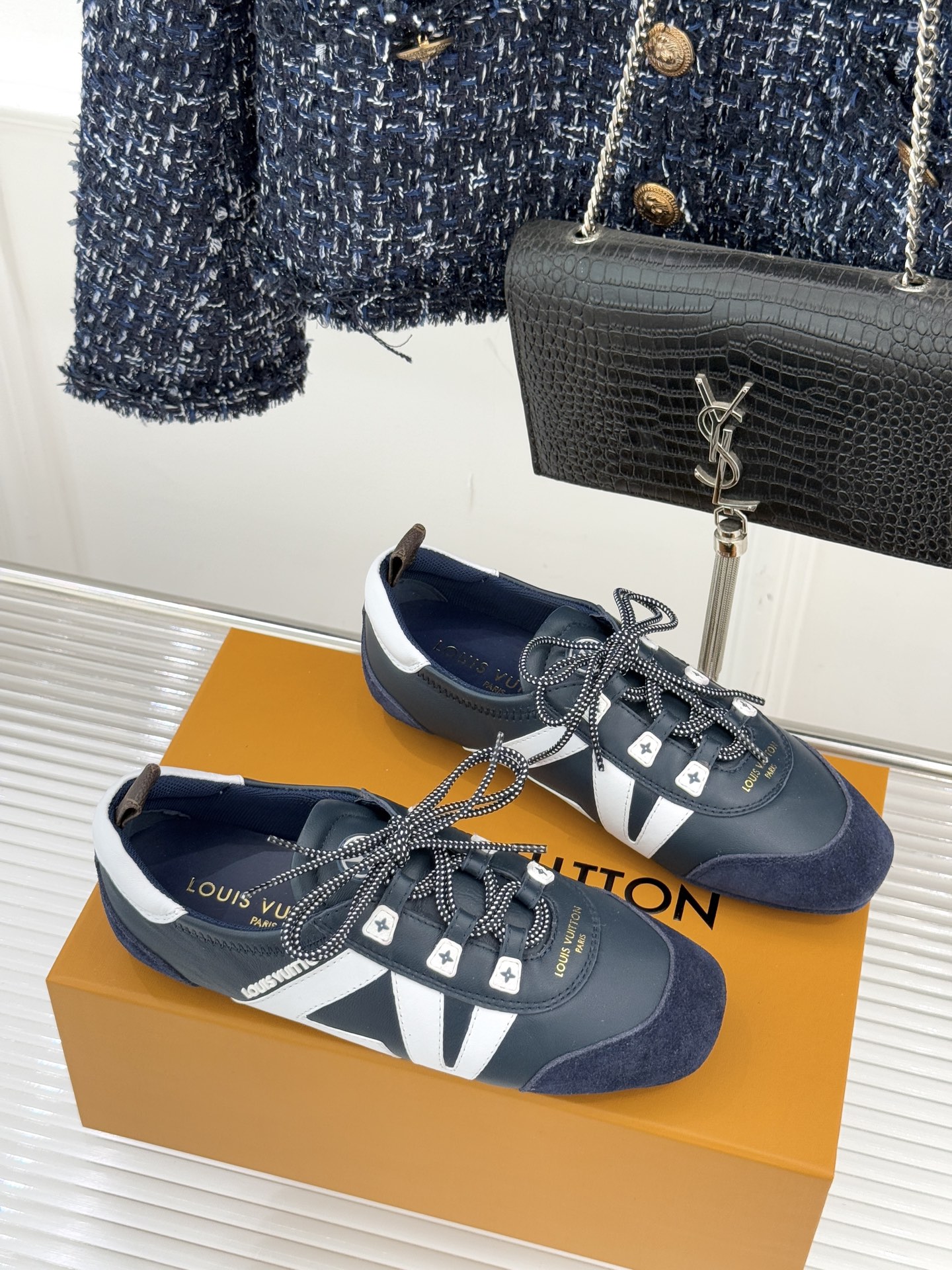 LV驴牌经典复古芭蕾舞运动鞋今年风很大的驴家芭蕾运动鞋，谁还没入手我真的会难过！作为时尚界的顶流真是拿捏