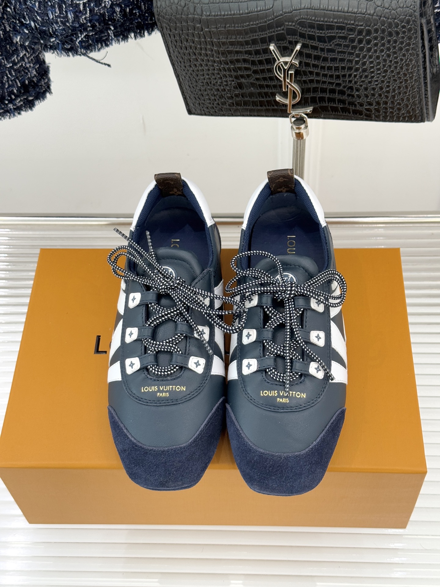 LV驴牌经典复古芭蕾舞运动鞋今年风很大的驴家芭蕾运动鞋，谁还没入手我真的会难过！作为时尚界的顶流真是拿捏