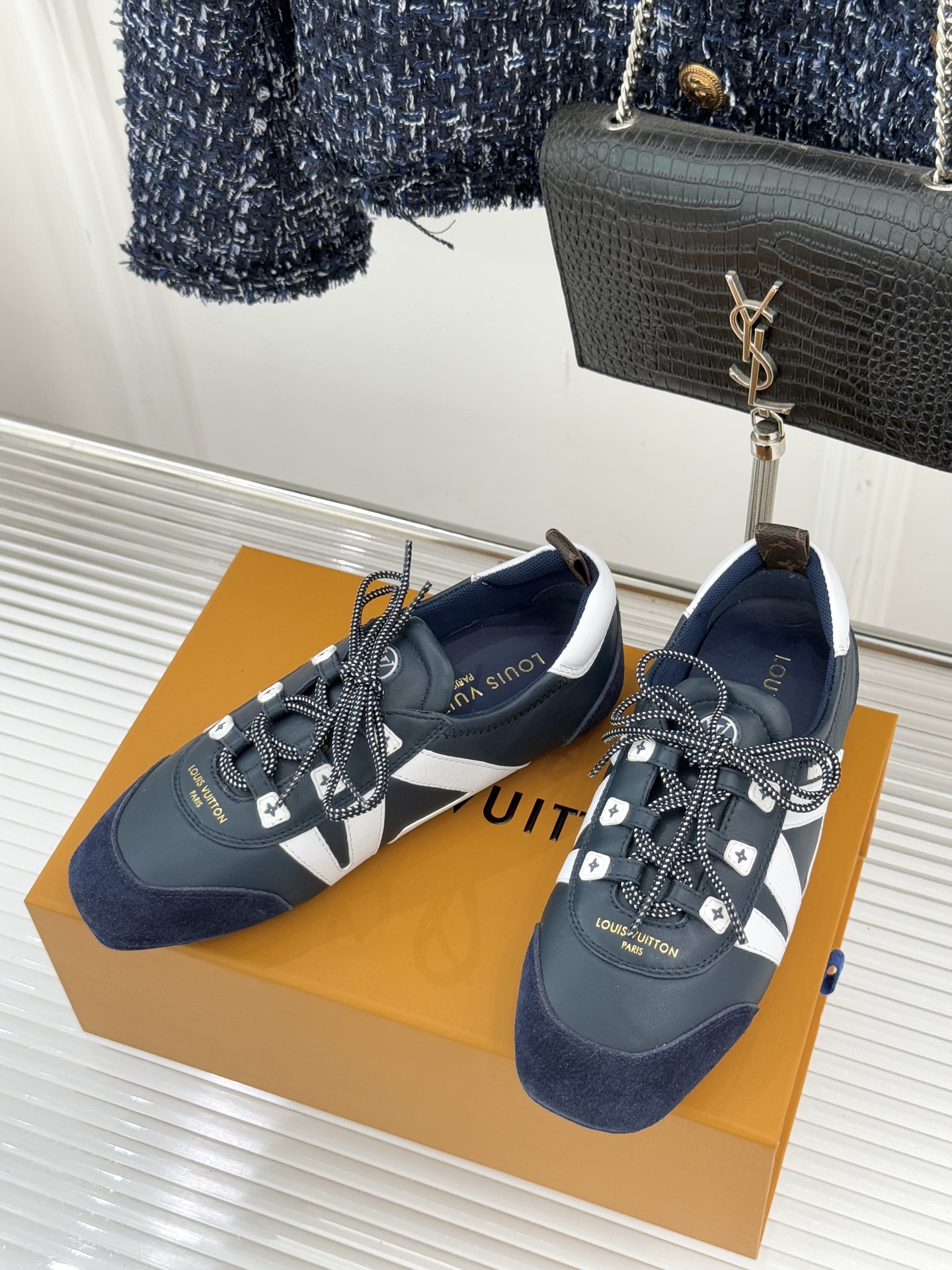 LV驴牌经典复古芭蕾舞运动鞋今年风很大的驴家芭蕾运动鞋，谁还没入手我真的会难过！作为时尚界的顶流真是拿捏