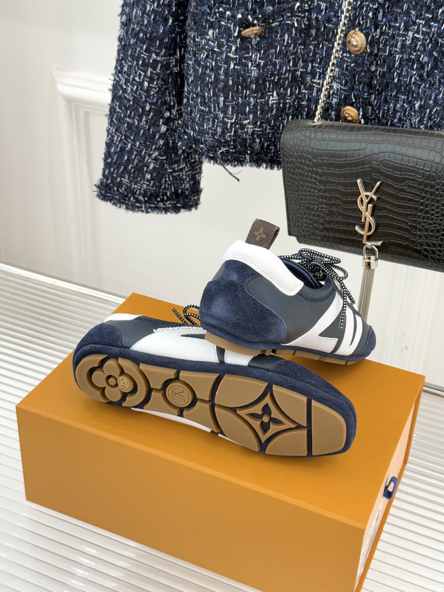 LV驴牌经典复古芭蕾舞运动鞋今年风很大的驴家芭蕾运动鞋，谁还没入手我真的会难过！作为时尚界的顶流真是拿捏