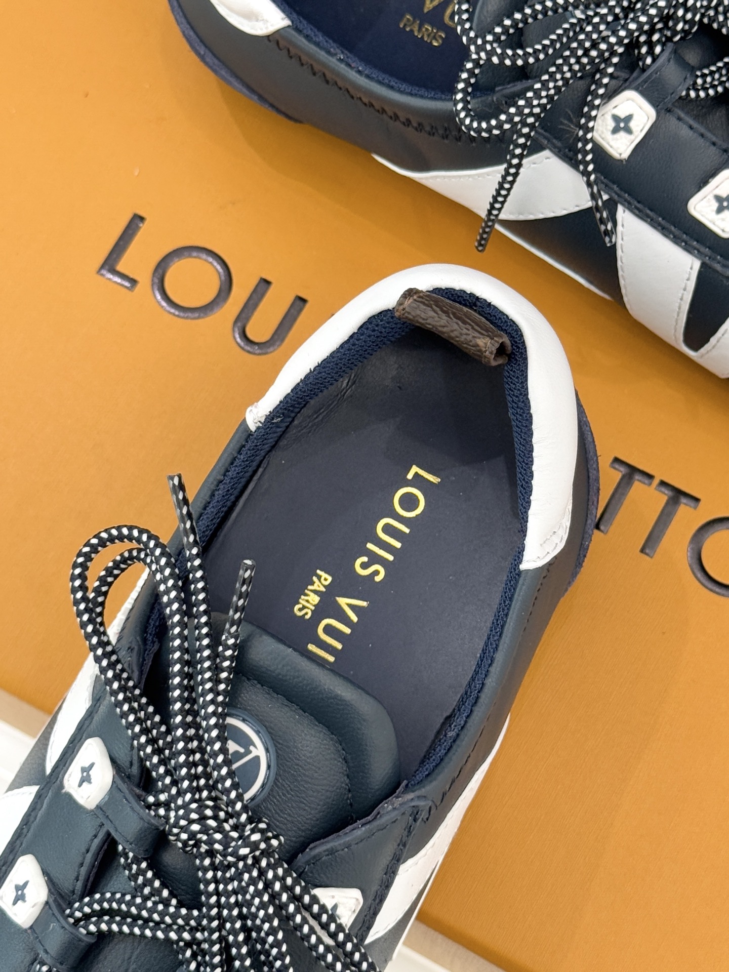 LV驴牌经典复古芭蕾舞运动鞋今年风很大的驴家芭蕾运动鞋，谁还没入手我真的会难过！作为时尚界的顶流真是拿捏