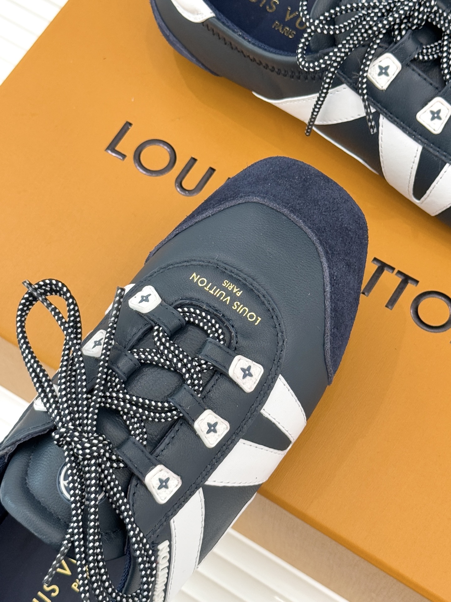 LV驴牌经典复古芭蕾舞运动鞋今年风很大的驴家芭蕾运动鞋，谁还没入手我真的会难过！作为时尚界的顶流真是拿捏