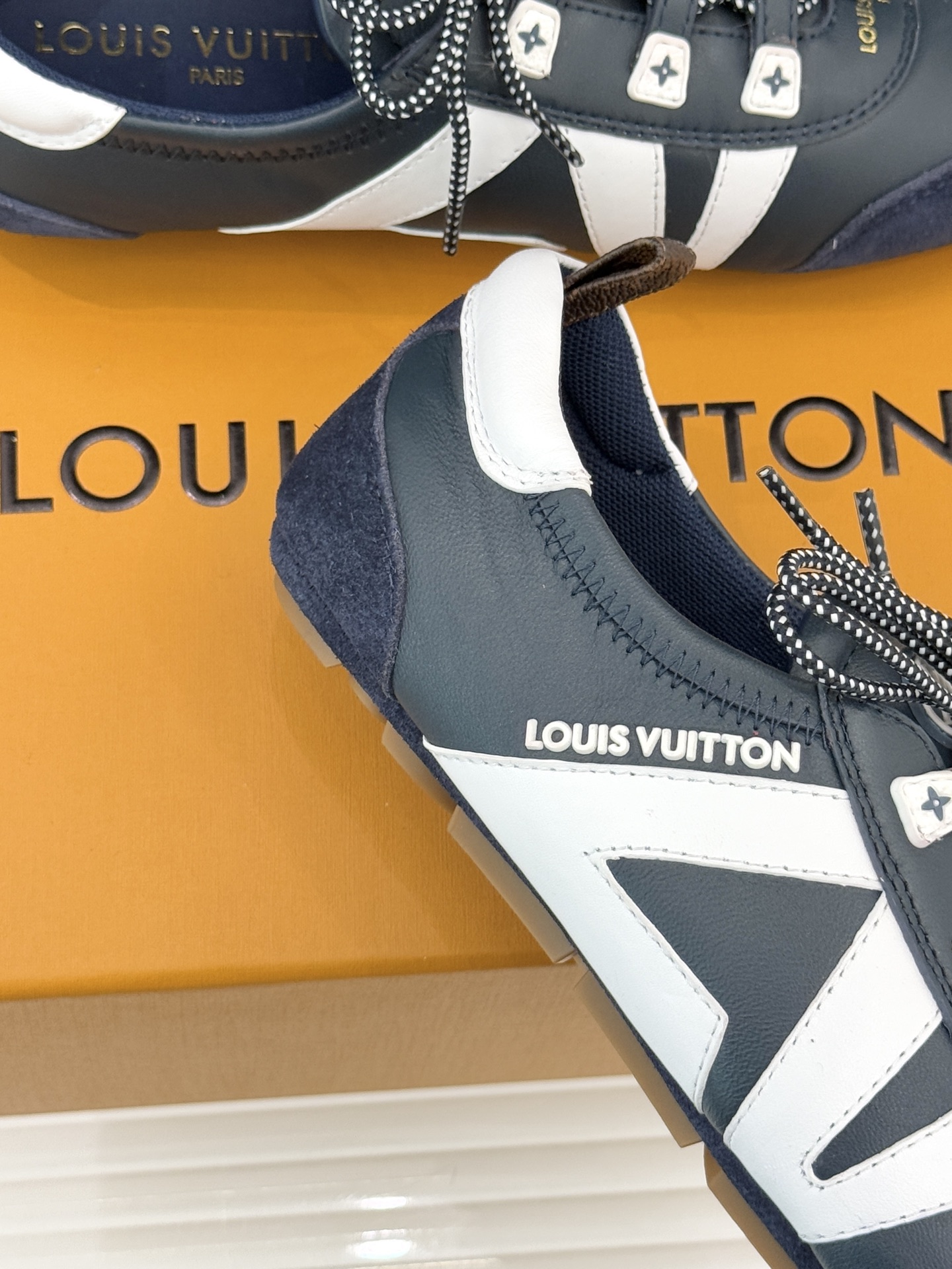 LV驴牌经典复古芭蕾舞运动鞋今年风很大的驴家芭蕾运动鞋，谁还没入手我真的会难过！作为时尚界的顶流真是拿捏