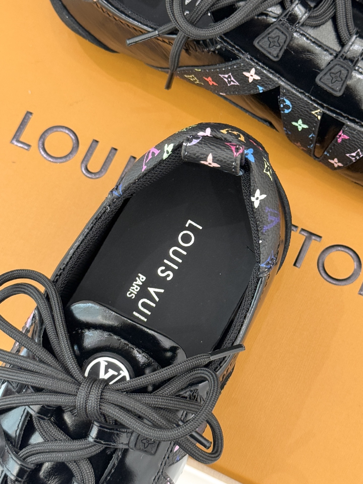 LV驴牌经典复古芭蕾舞运动鞋今年风很大的驴家芭蕾运动鞋，谁还没入手我真的会难过！作为时尚界的顶流真是拿捏