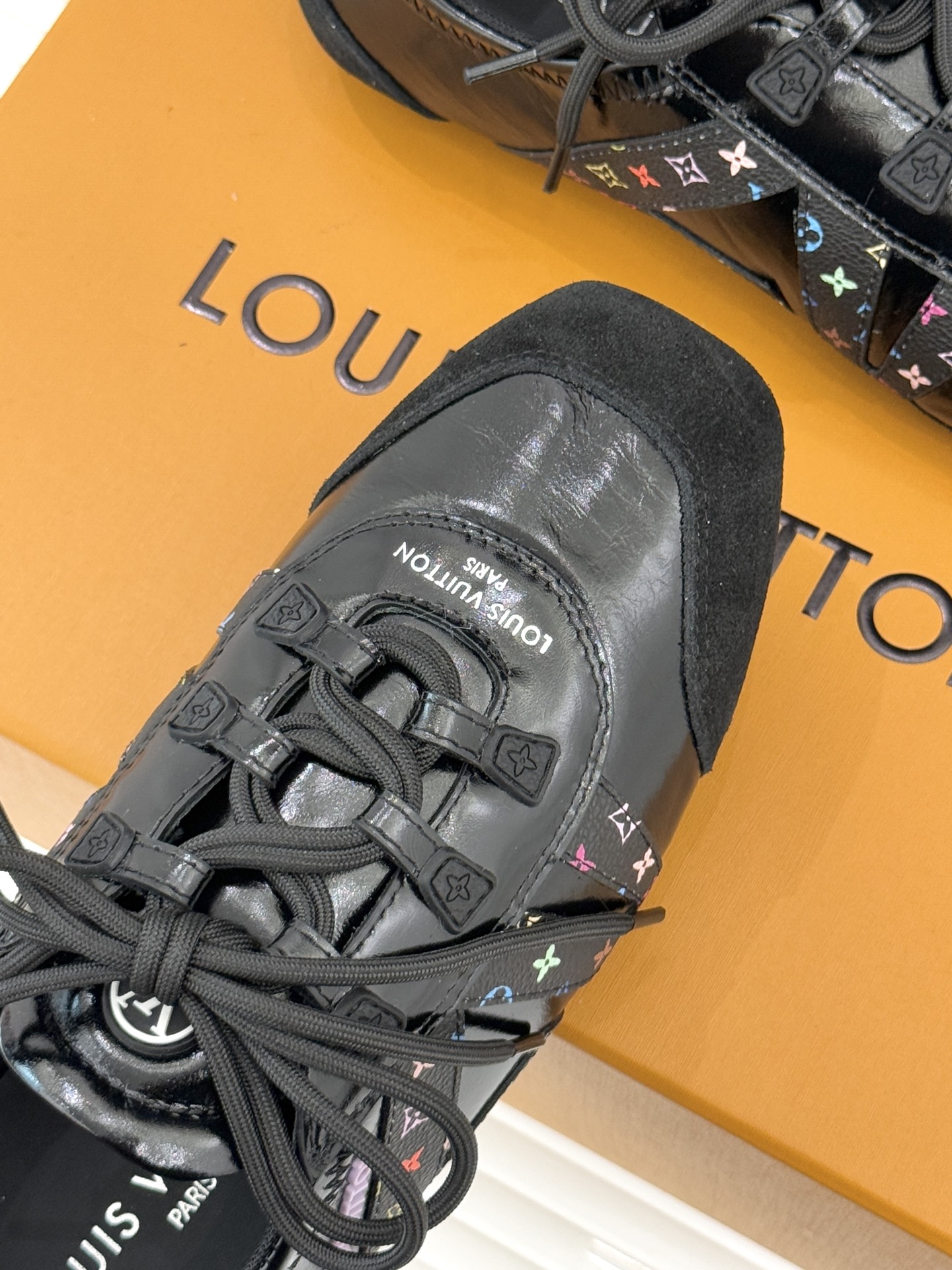 LV驴牌经典复古芭蕾舞运动鞋今年风很大的驴家芭蕾运动鞋，谁还没入手我真的会难过！作为时尚界的顶流真是拿捏