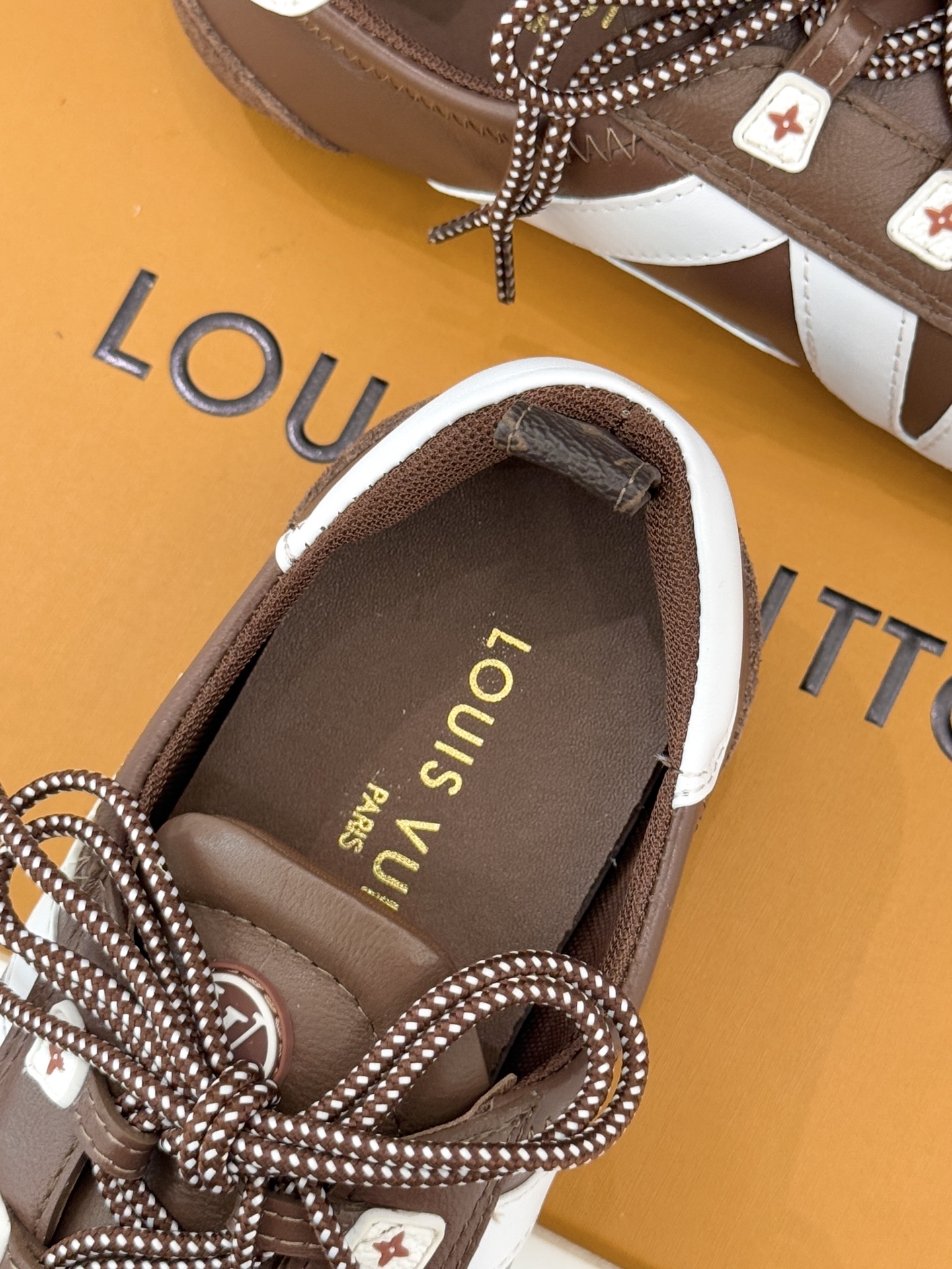 LV驴牌经典复古芭蕾舞运动鞋今年风很大的驴家芭蕾运动鞋，谁还没入手我真的会难过！作为时尚界的顶流真是拿捏