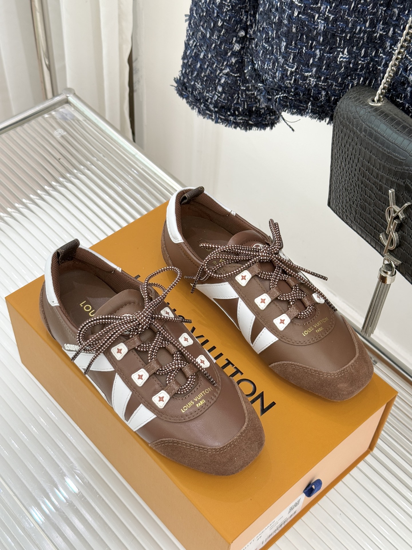 LV驴牌经典复古芭蕾舞运动鞋今年风很大的驴家芭蕾运动鞋，谁还没入手我真的会难过！作为时尚界的顶流真是拿捏