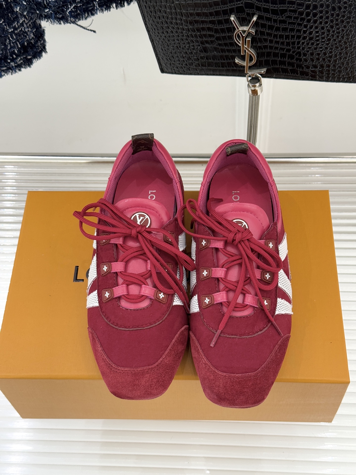 LV驴牌经典复古芭蕾舞运动鞋今年风很大的驴家芭蕾运动鞋，谁还没入手我真的会难过！作为时尚界的顶流真是拿捏