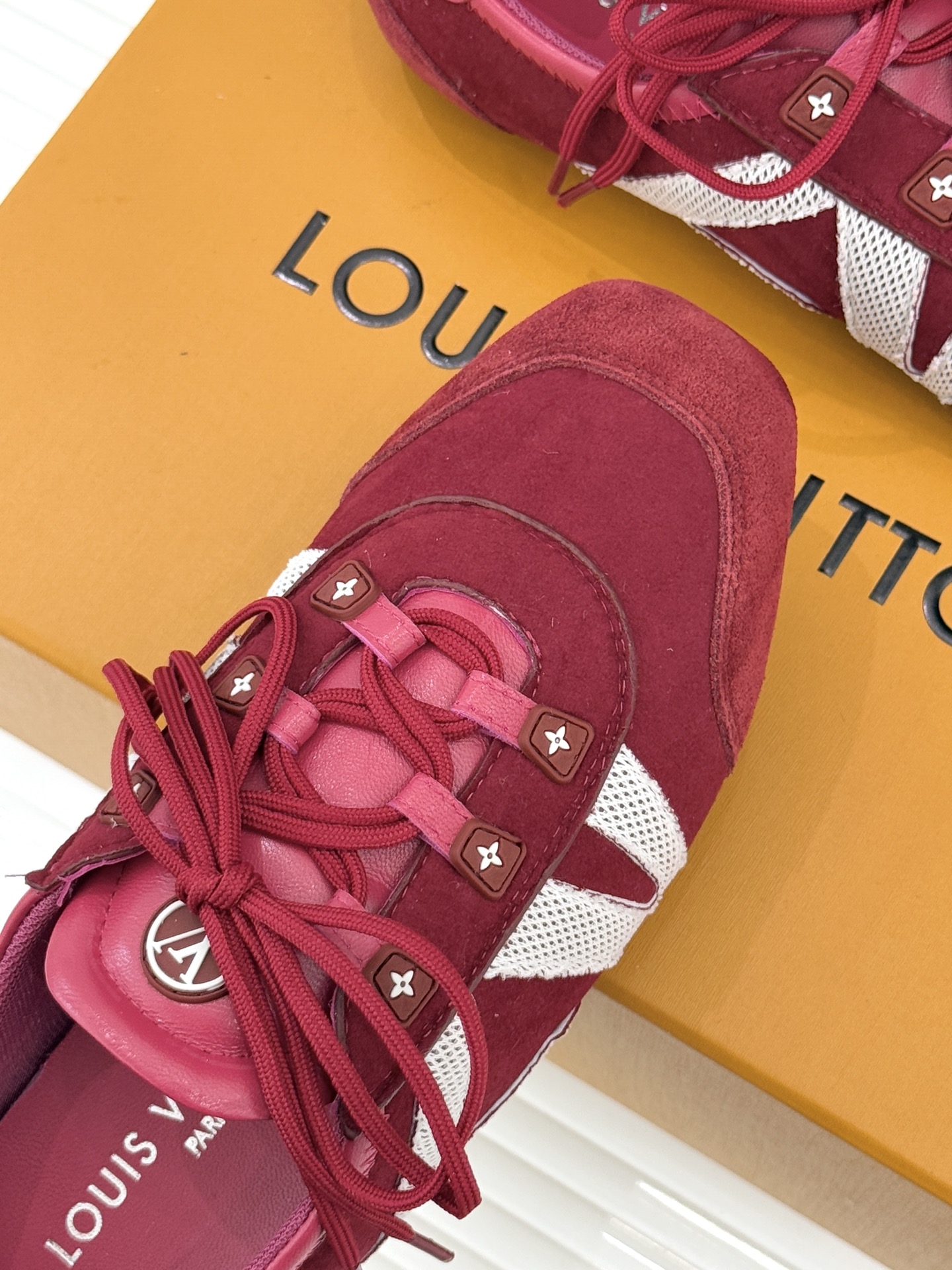 LV驴牌经典复古芭蕾舞运动鞋今年风很大的驴家芭蕾运动鞋，谁还没入手我真的会难过！作为时尚界的顶流真是拿捏