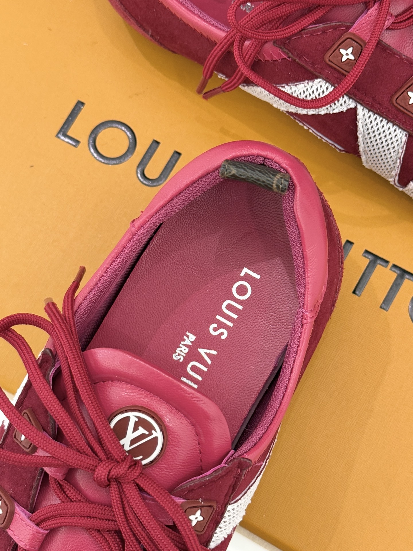 LV驴牌经典复古芭蕾舞运动鞋今年风很大的驴家芭蕾运动鞋，谁还没入手我真的会难过！作为时尚界的顶流真是拿捏