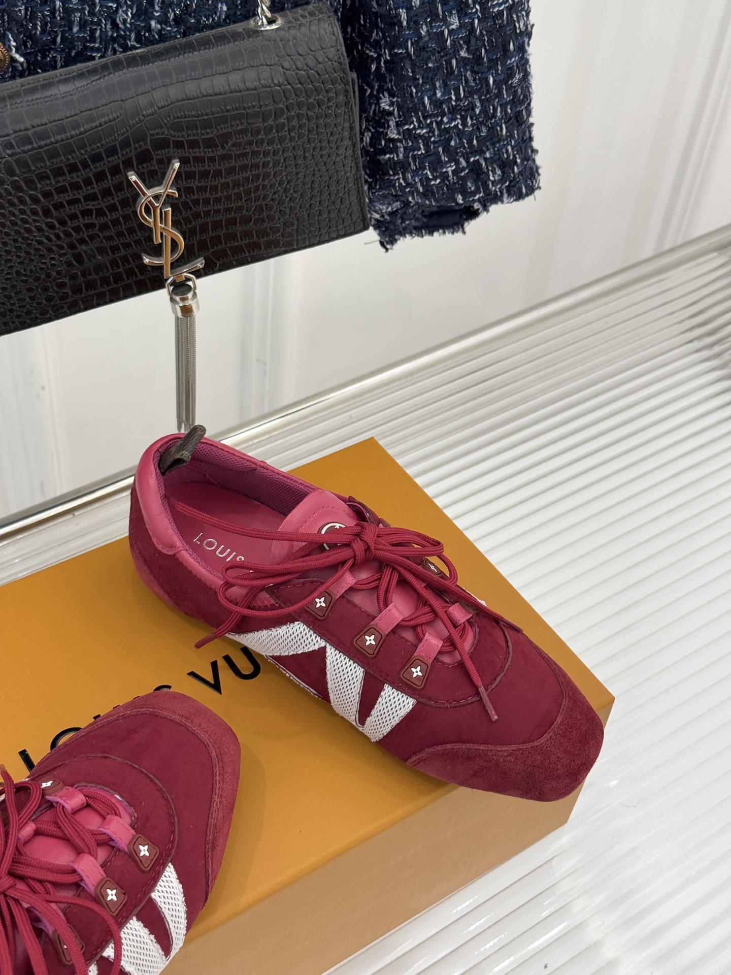 LV驴牌经典复古芭蕾舞运动鞋今年风很大的驴家芭蕾运动鞋，谁还没入手我真的会难过！作为时尚界的顶流真是拿捏