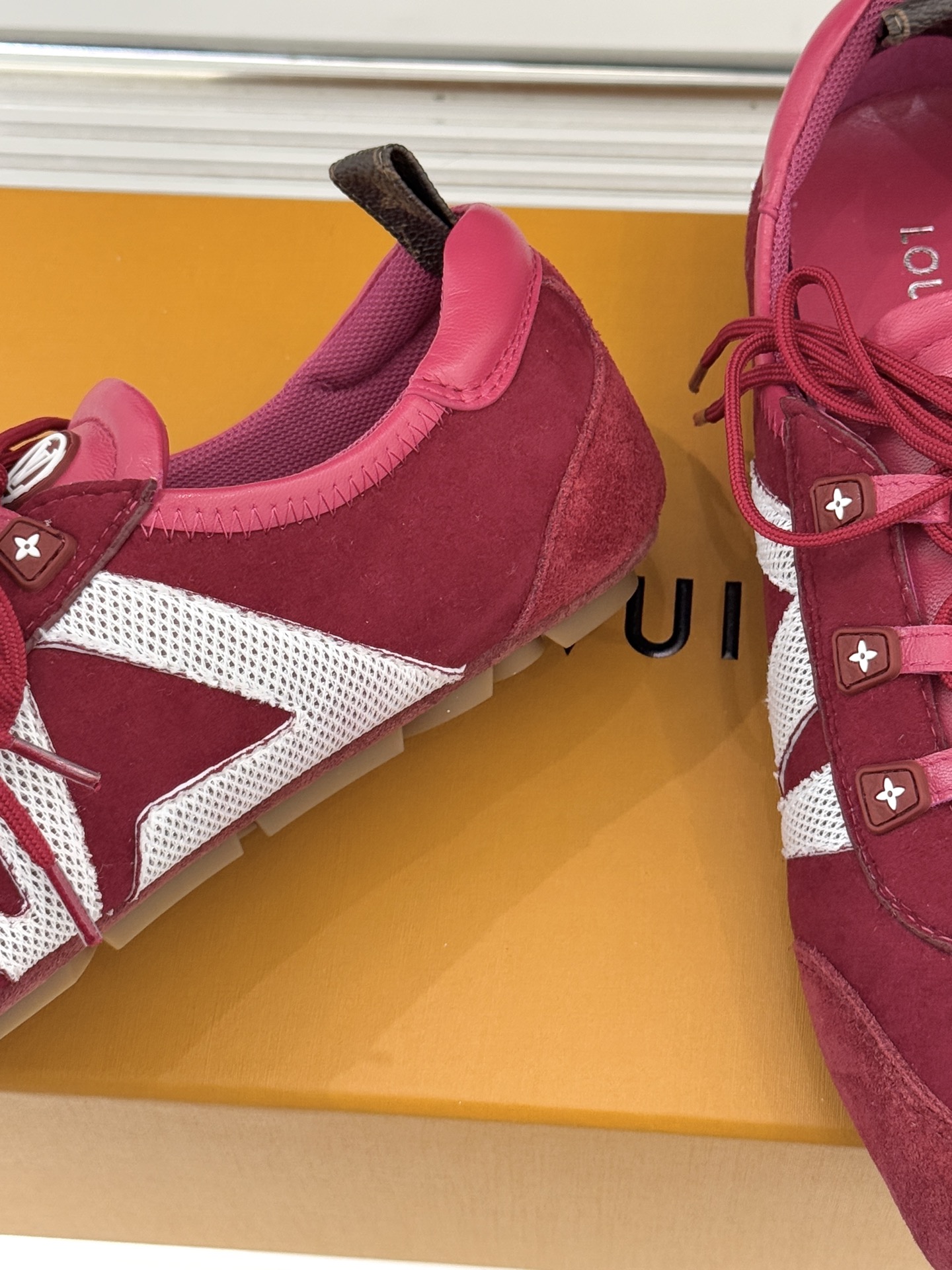 LV驴牌经典复古芭蕾舞运动鞋今年风很大的驴家芭蕾运动鞋，谁还没入手我真的会难过！作为时尚界的顶流真是拿捏