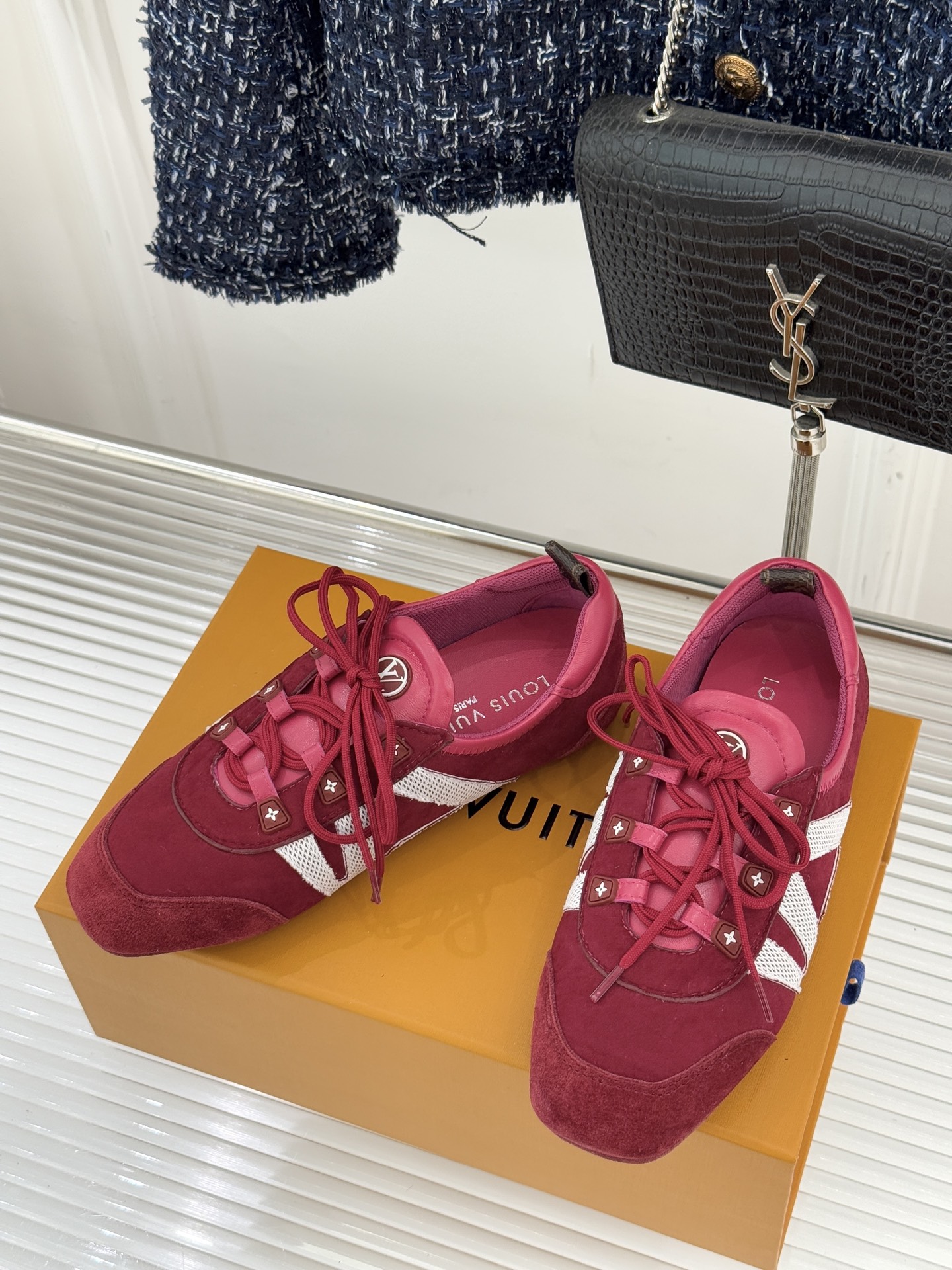 LV驴牌经典复古芭蕾舞运动鞋今年风很大的驴家芭蕾运动鞋，谁还没入手我真的会难过！作为时尚界的顶流真是拿捏