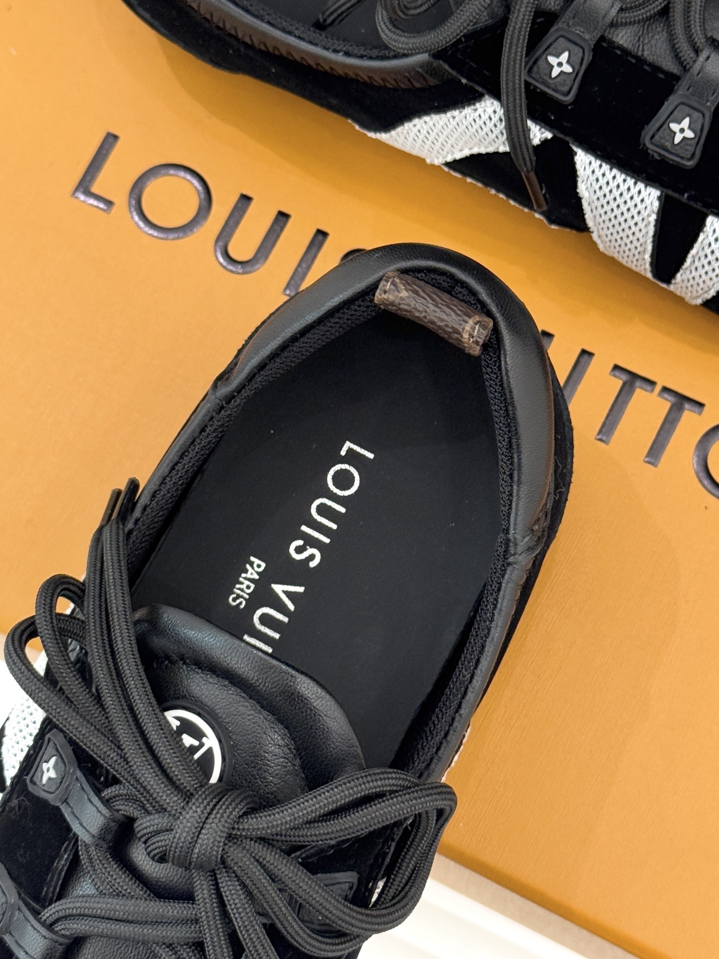 LV驴牌经典复古芭蕾舞运动鞋今年风很大的驴家芭蕾运动鞋，谁还没入手我真的会难过！作为时尚界的顶流真是拿捏