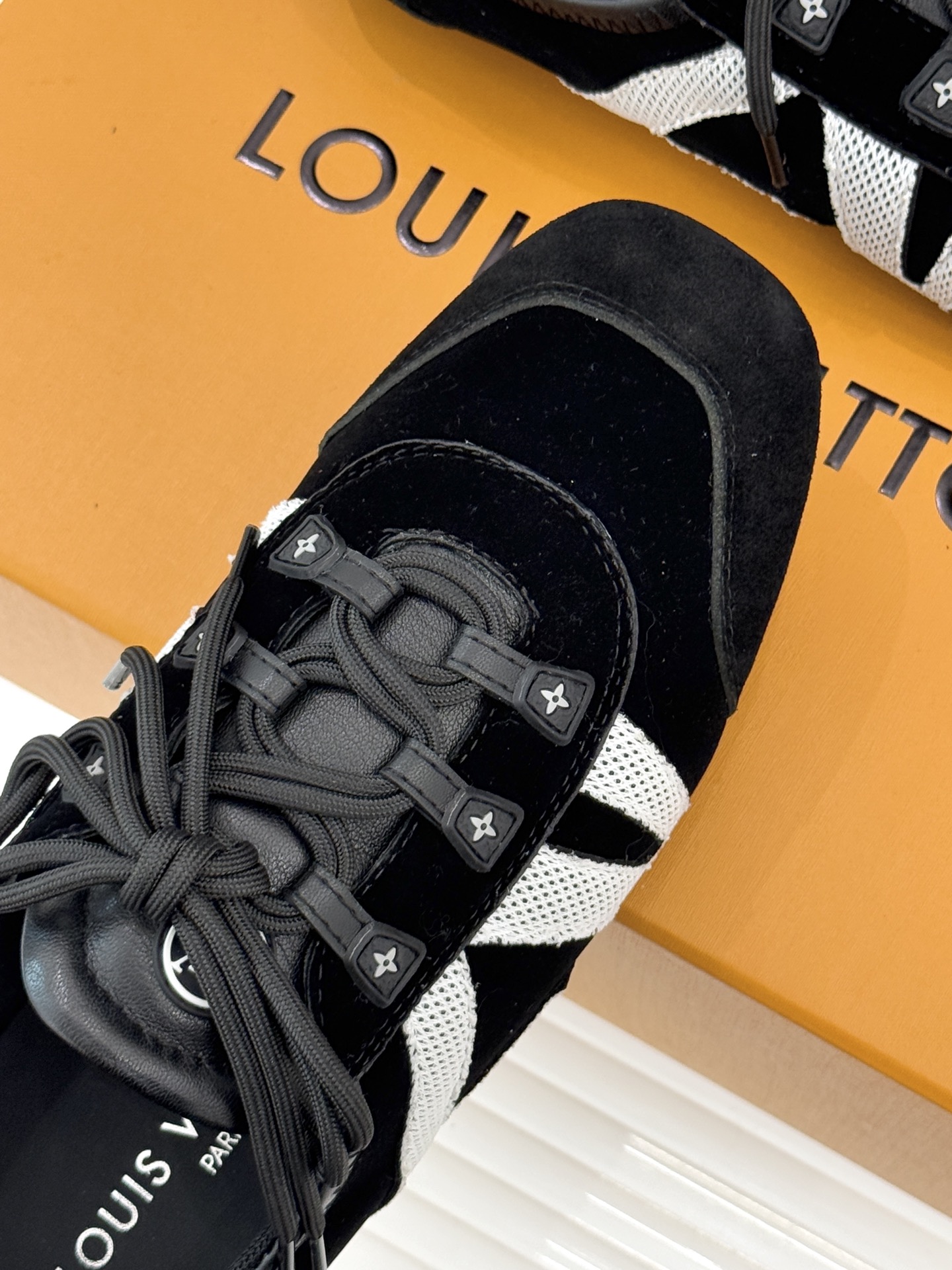 LV驴牌经典复古芭蕾舞运动鞋今年风很大的驴家芭蕾运动鞋，谁还没入手我真的会难过！作为时尚界的顶流真是拿捏