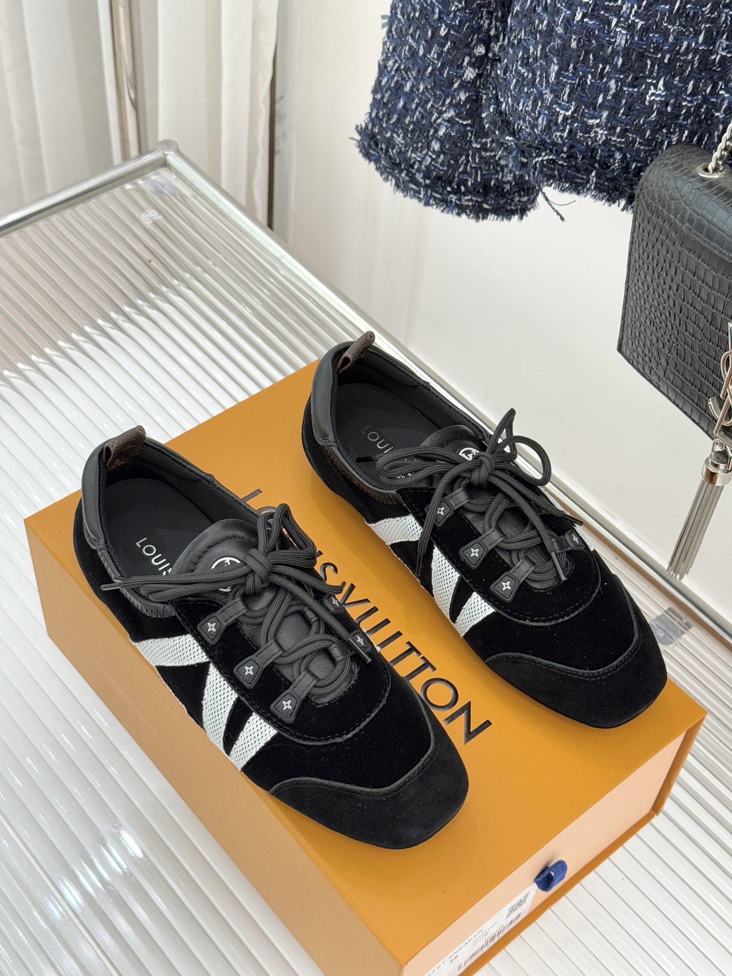 LV驴牌经典复古芭蕾舞运动鞋今年风很大的驴家芭蕾运动鞋，谁还没入手我真的会难过！作为时尚界的顶流真是拿捏