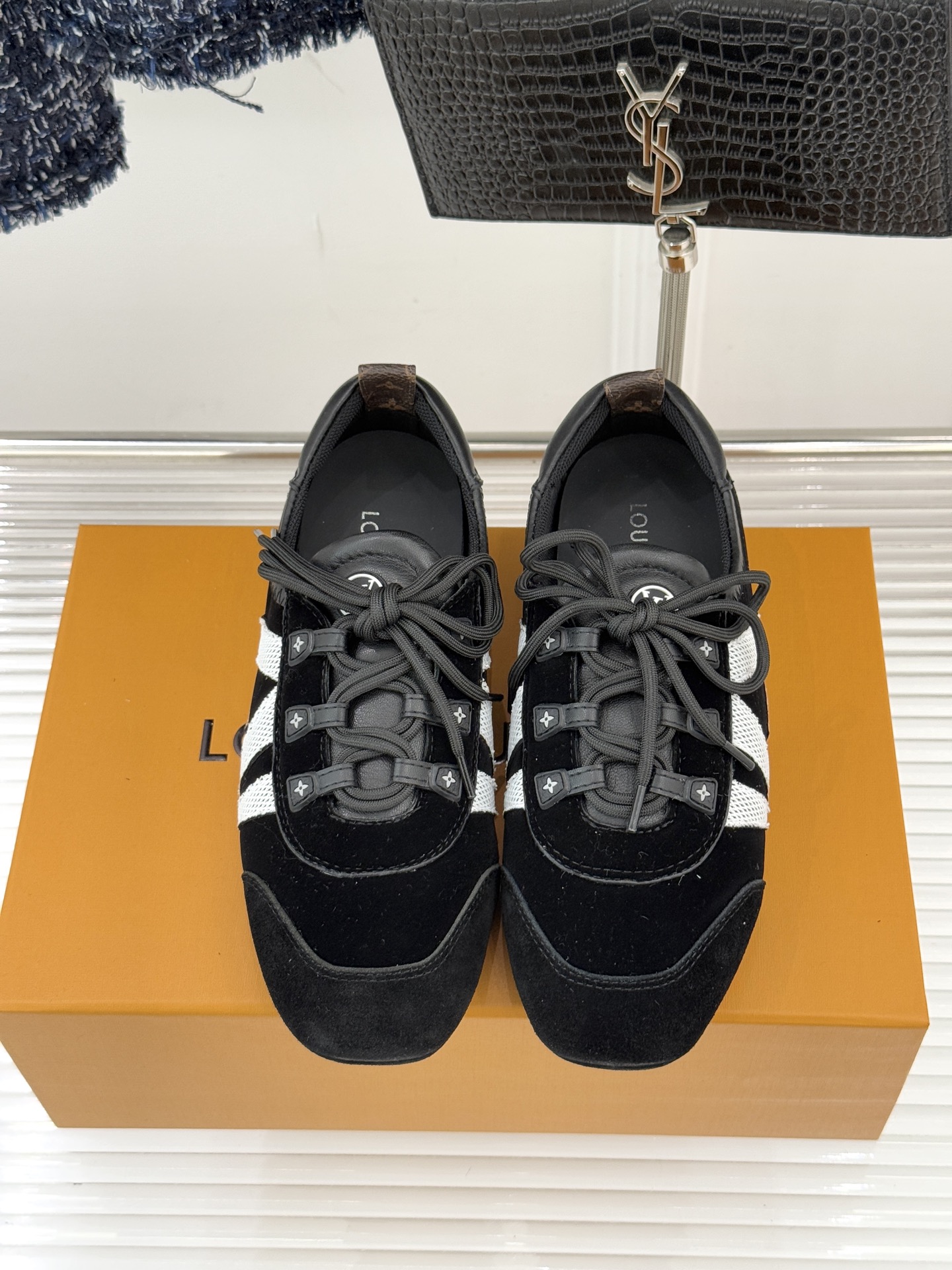 LV驴牌经典复古芭蕾舞运动鞋今年风很大的驴家芭蕾运动鞋，谁还没入手我真的会难过！作为时尚界的顶流真是拿捏