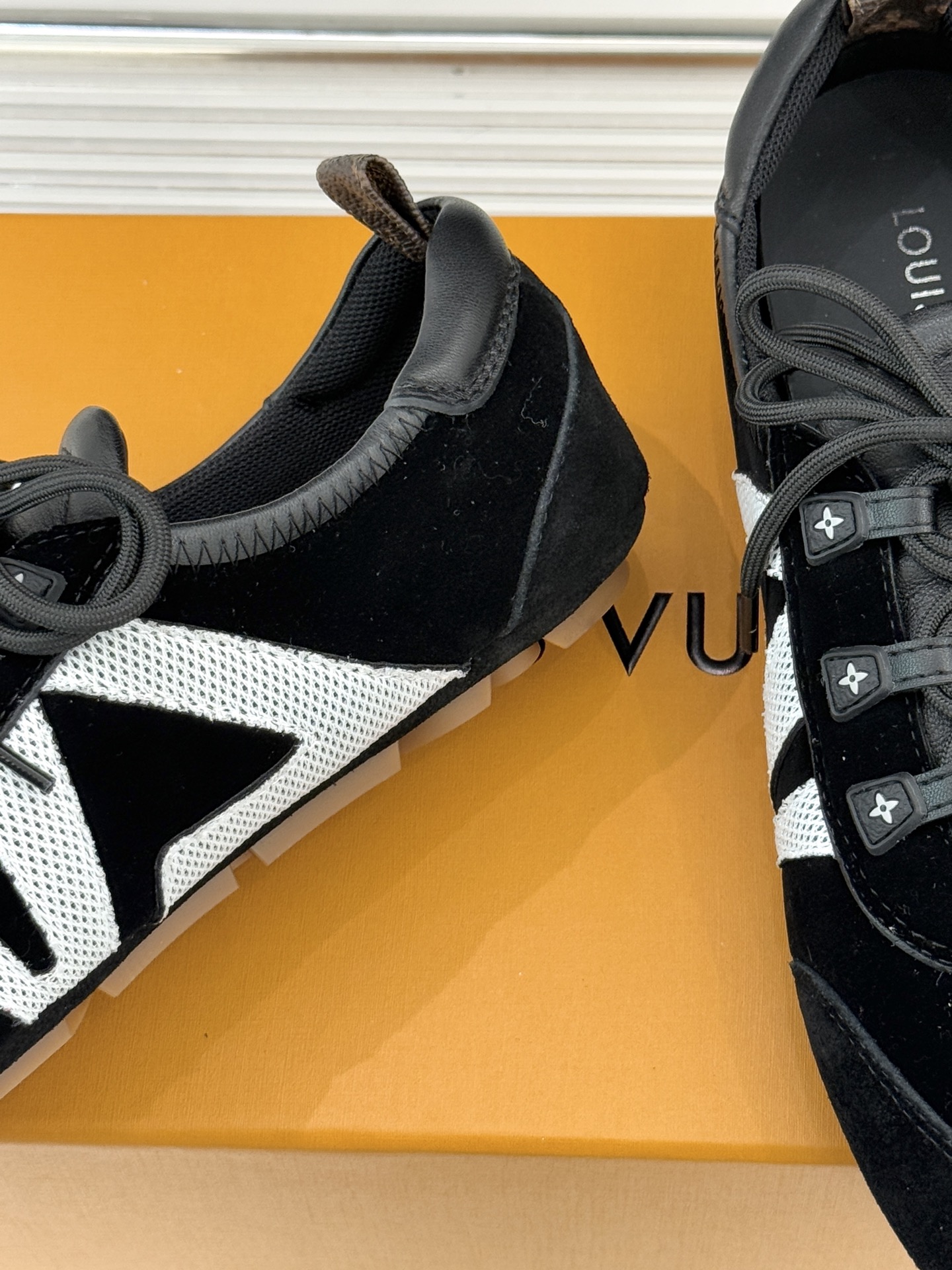 LV驴牌经典复古芭蕾舞运动鞋今年风很大的驴家芭蕾运动鞋，谁还没入手我真的会难过！作为时尚界的顶流真是拿捏