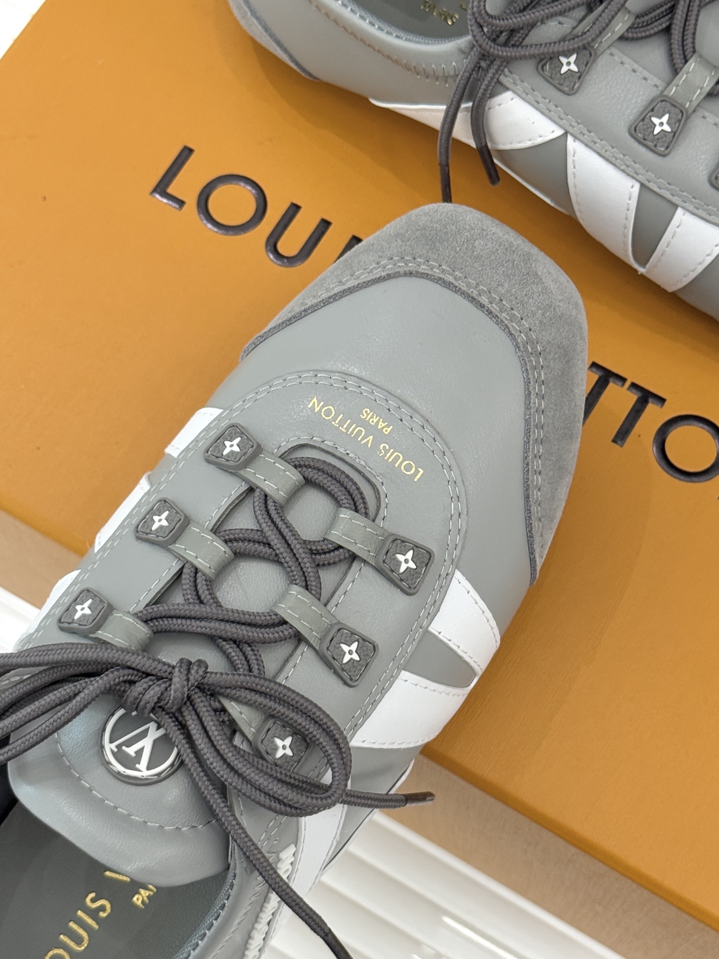 LV驴牌经典复古芭蕾舞运动鞋今年风很大的驴家芭蕾运动鞋，谁还没入手我真的会难过！作为时尚界的顶流真是拿捏