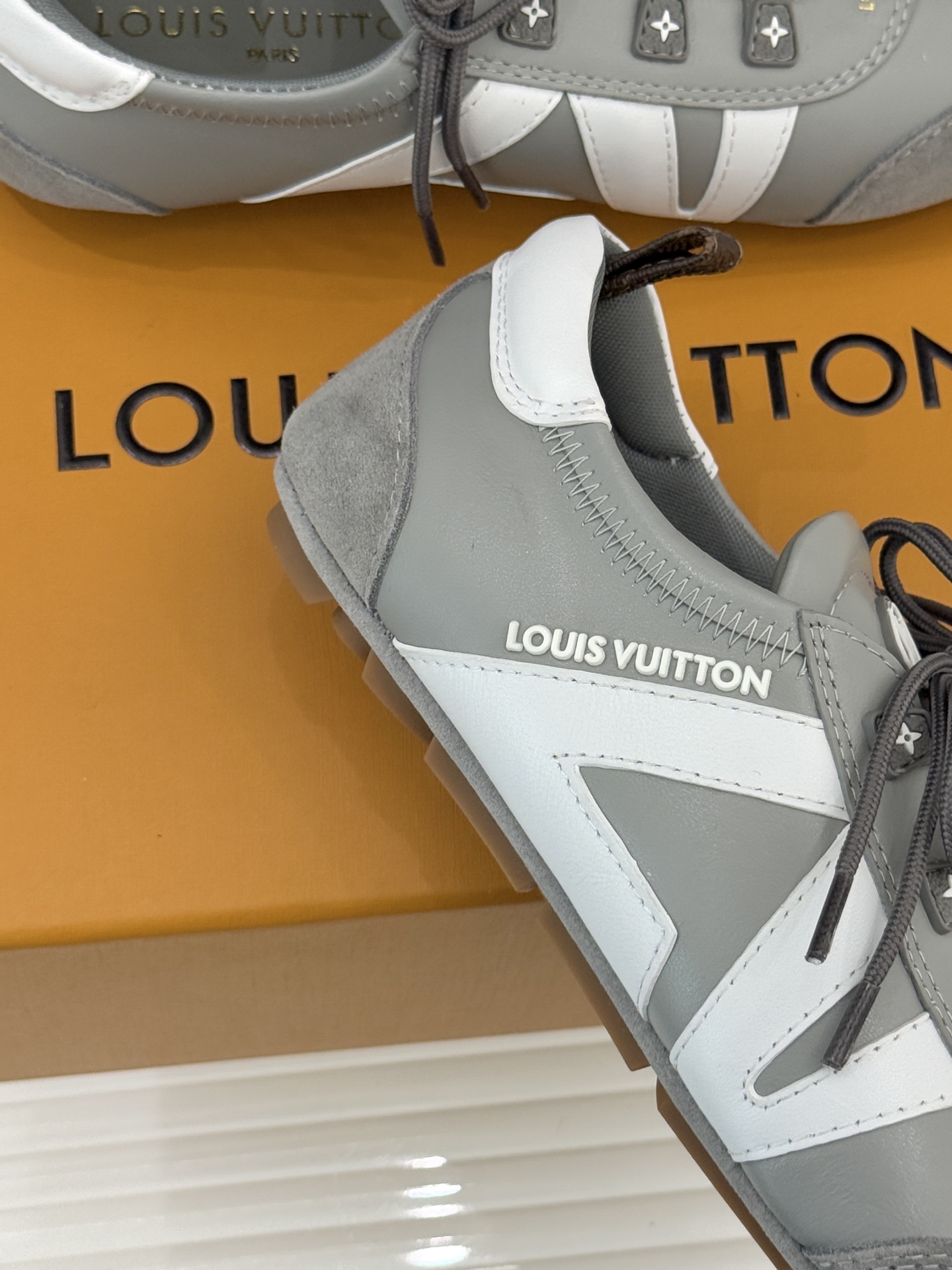 LV驴牌经典复古芭蕾舞运动鞋今年风很大的驴家芭蕾运动鞋，谁还没入手我真的会难过！作为时尚界的顶流真是拿捏