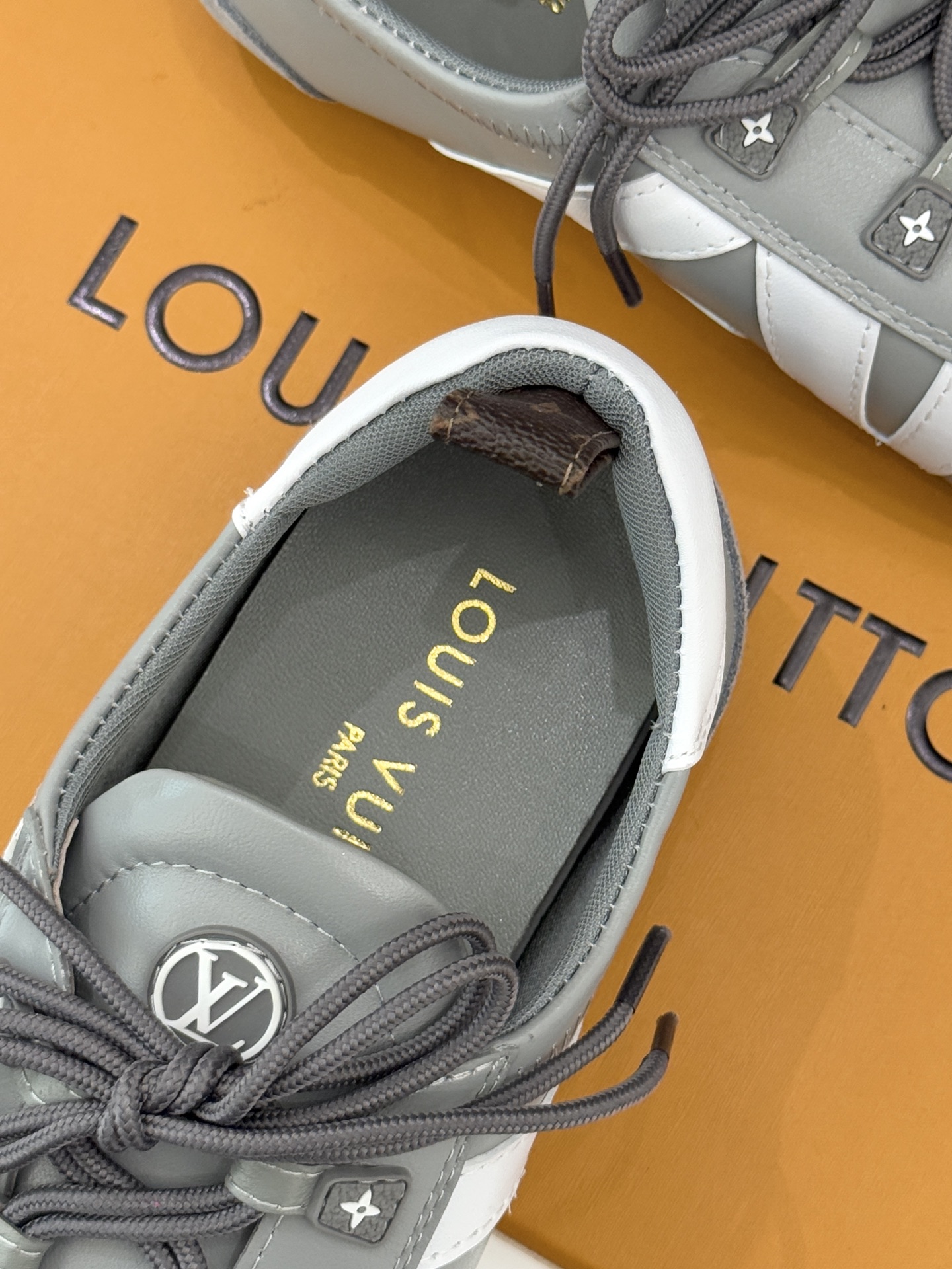 LV驴牌经典复古芭蕾舞运动鞋今年风很大的驴家芭蕾运动鞋，谁还没入手我真的会难过！作为时尚界的顶流真是拿捏